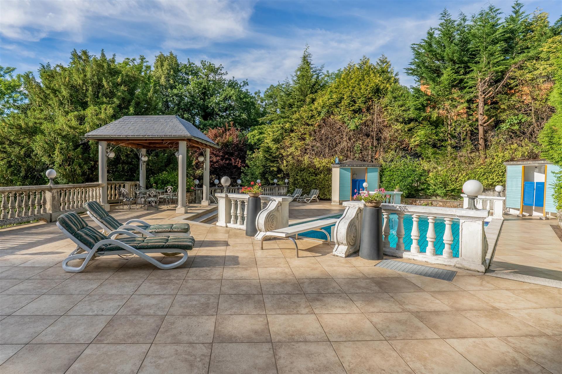 Hhistorische Villa mit Nebengebäude, Park und Swimmingpool in Luino am Lago Maggiore zu verkaufenist
