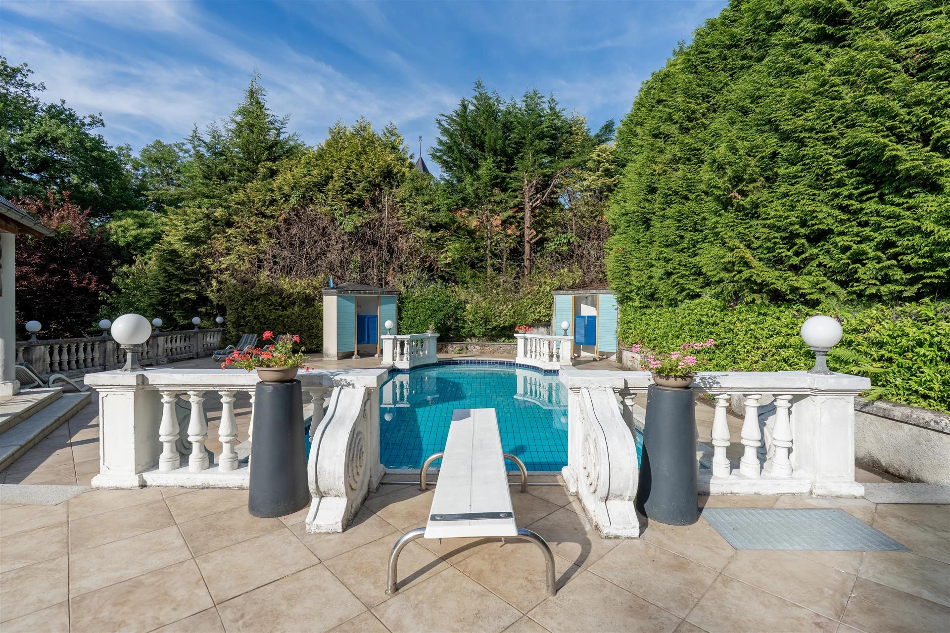 Hhistorische Villa mit Nebengebäude, Park und Swimmingpool in Luino am Lago Maggiore zu verkaufenist