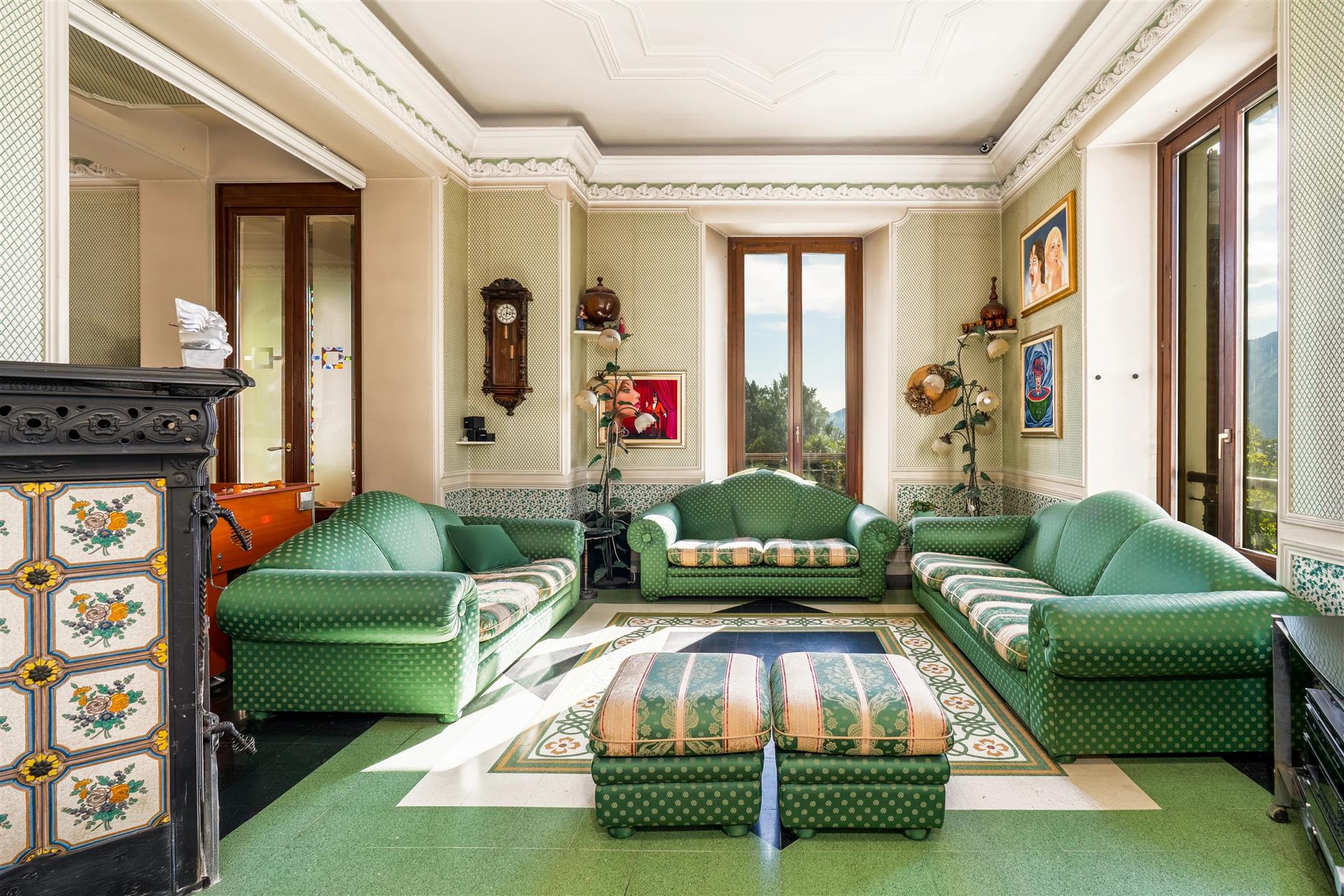 Hhistorische Villa mit Nebengebäude, Park und Swimmingpool in Luino am Lago Maggiore zu verkaufenist