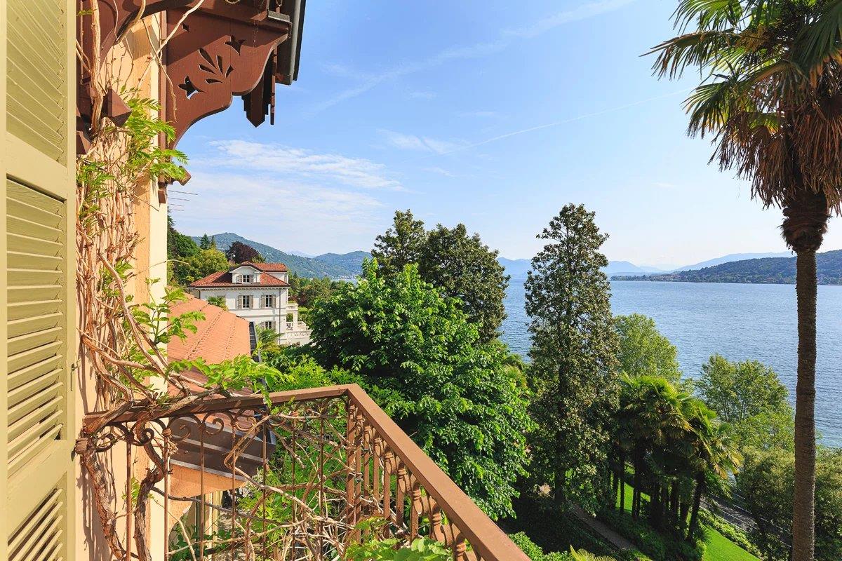 Prestigious property consisting of villa and annexe in front of Lake Maggiore