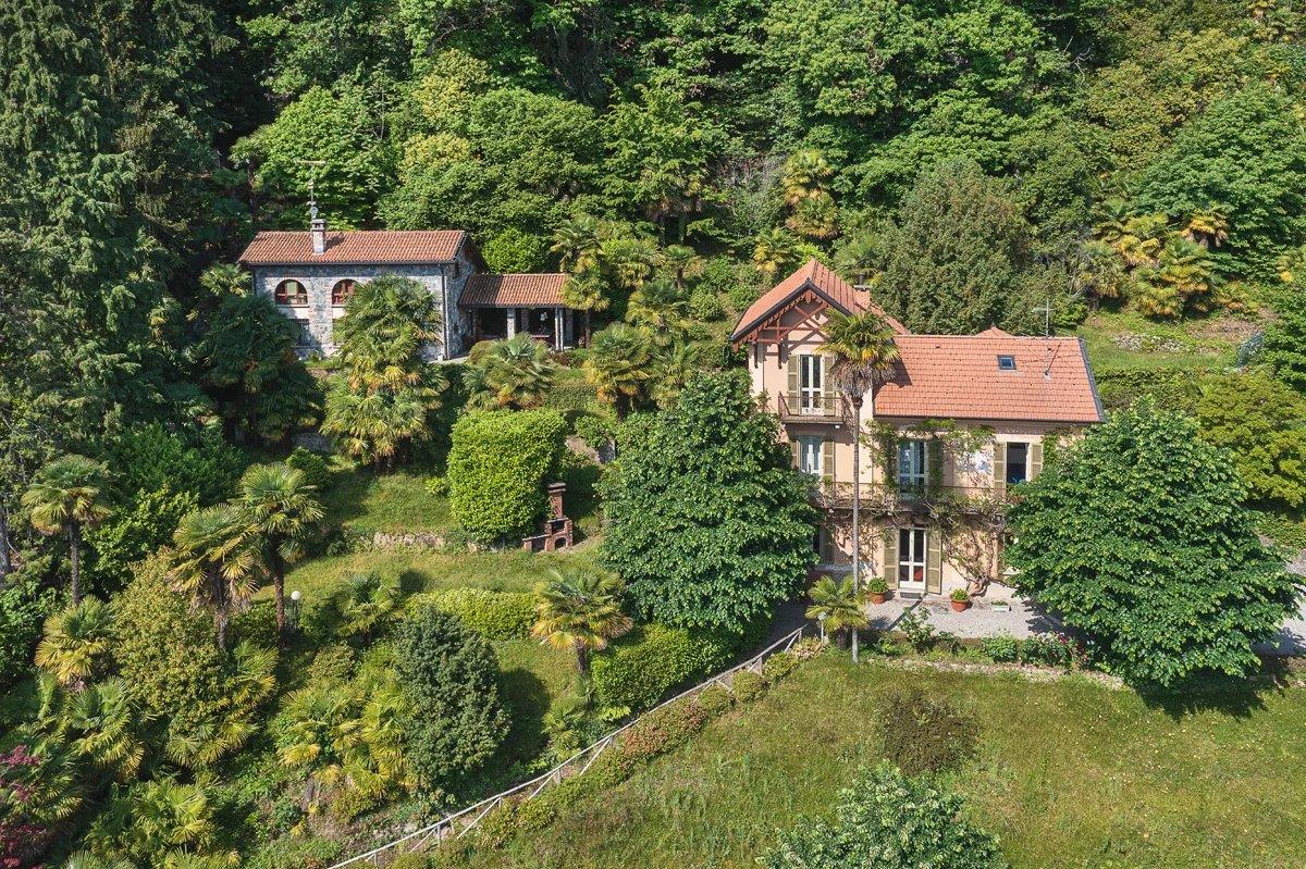 Prestigious property consisting of villa and annexe in front of Lake Maggiore