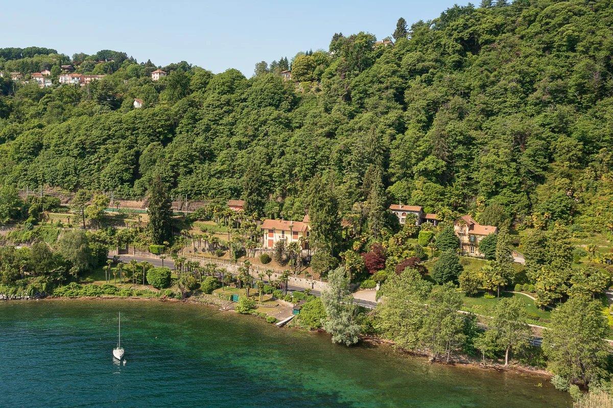 Prestigious property consisting of villa and annexe in front of Lake Maggiore