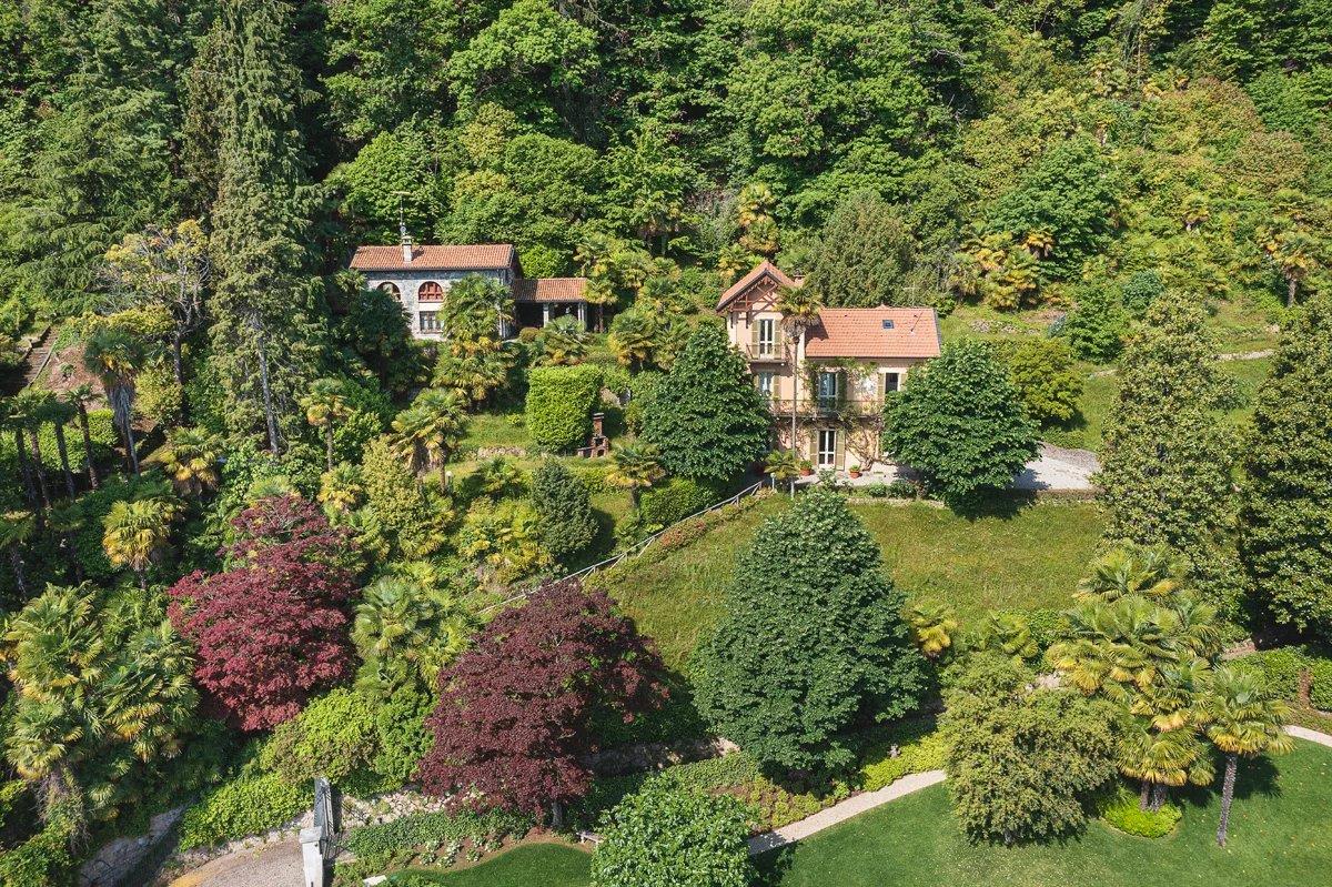 Prestigious property consisting of villa and annexe in front of Lake Maggiore