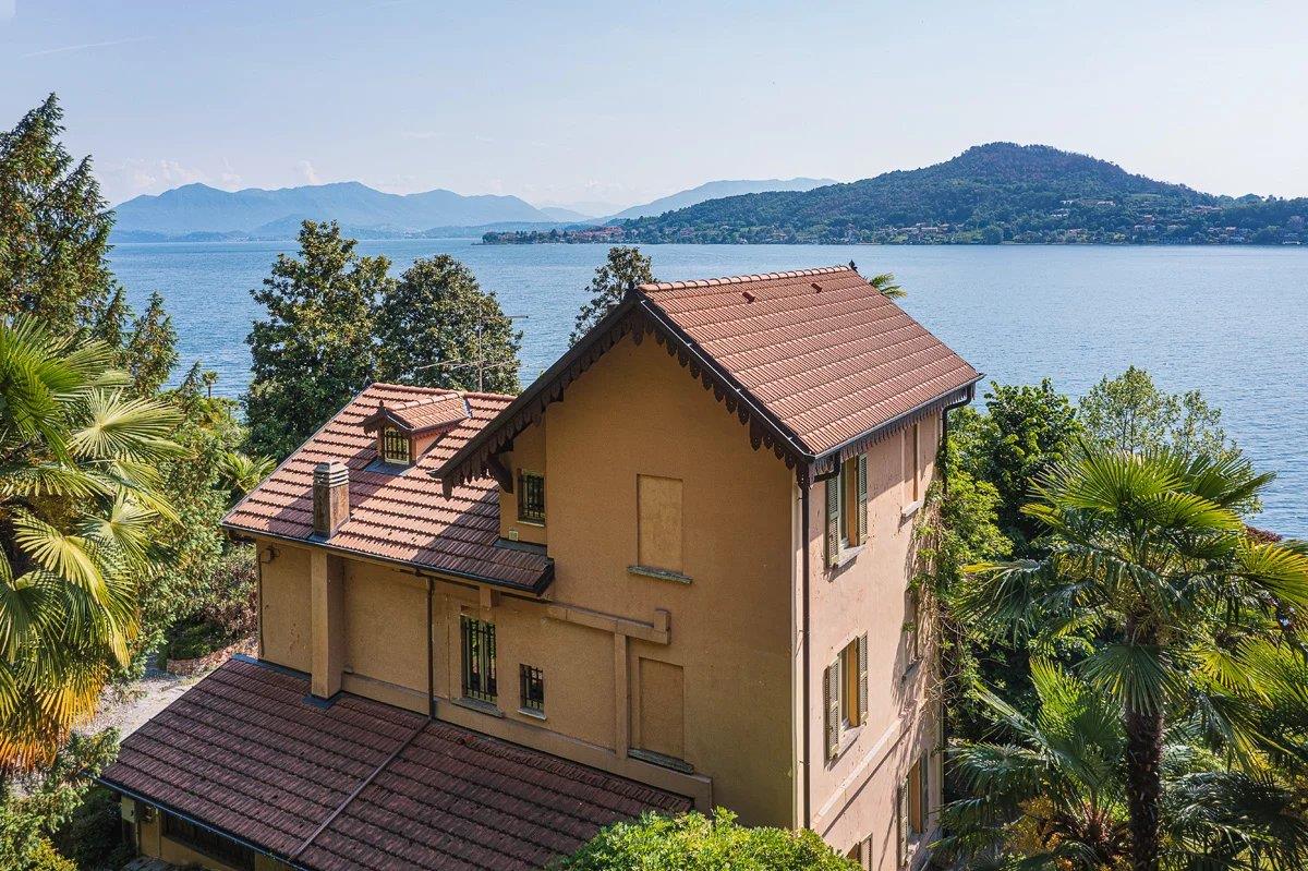 Prestigious property consisting of villa and annexe in front of Lake Maggiore