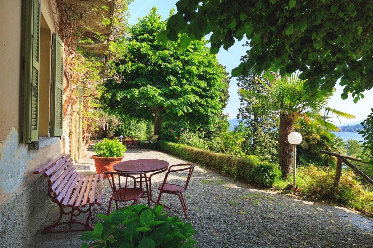 Prestigious property consisting of villa and annexe in front of Lake Maggiore