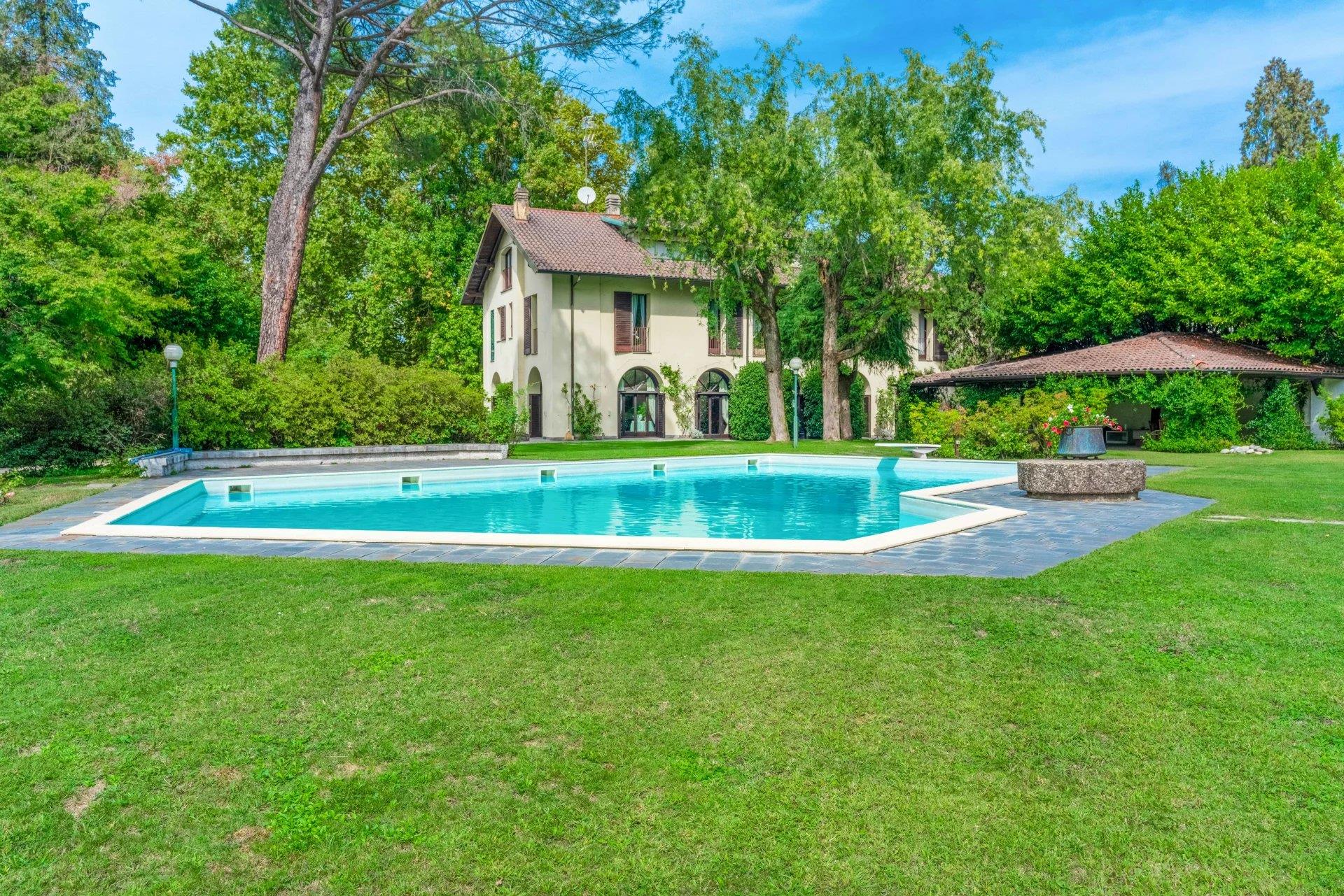 Period villa on the Ticino for sale with swimming pool and park