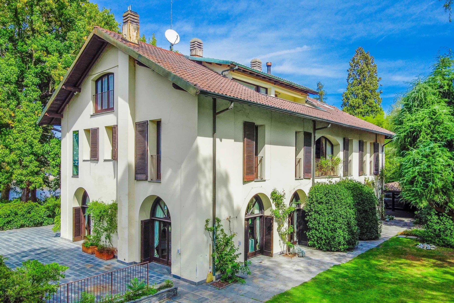 Period villa on the Ticino for sale with swimming pool and park