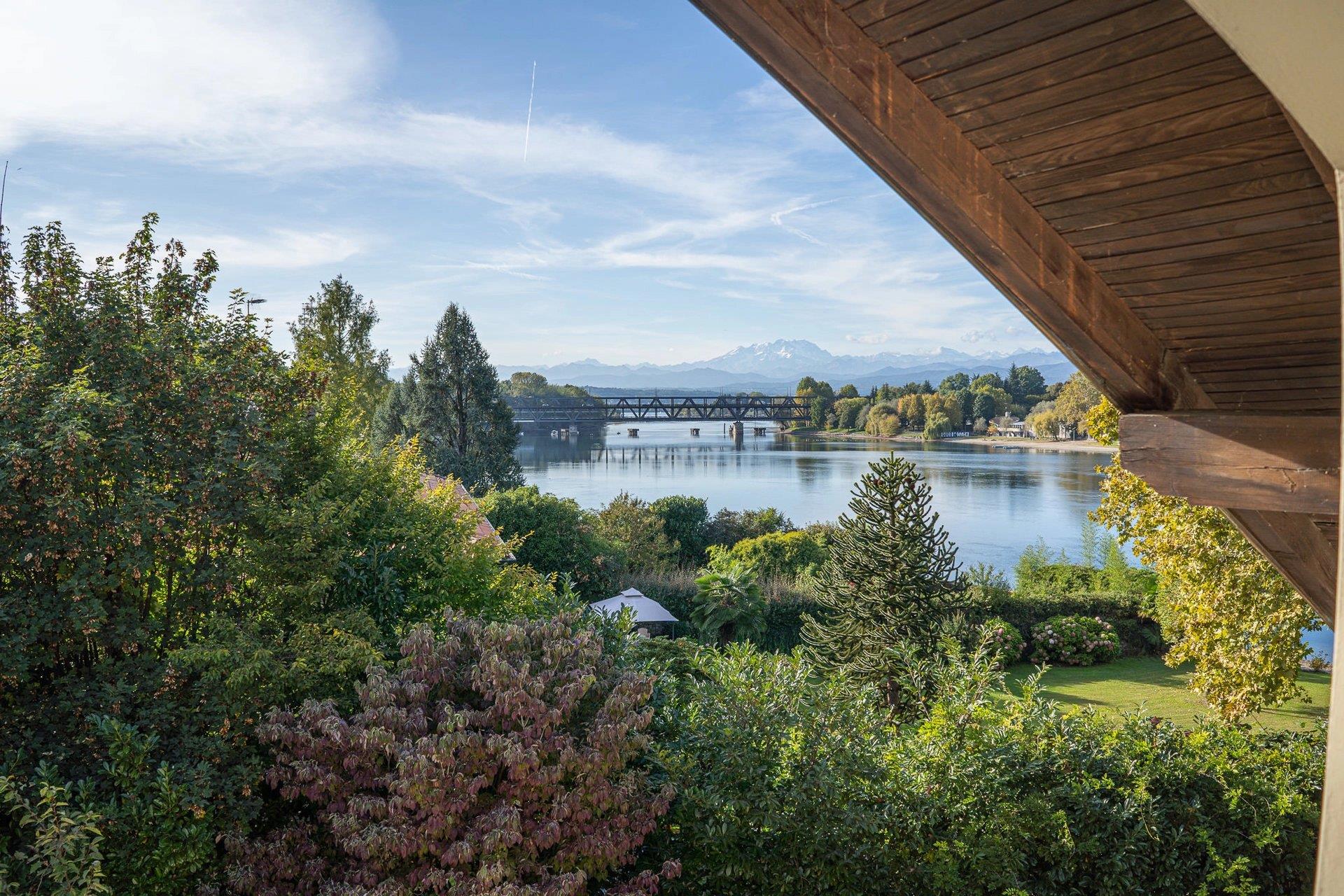 Period villa on the Ticino for sale with swimming pool and park