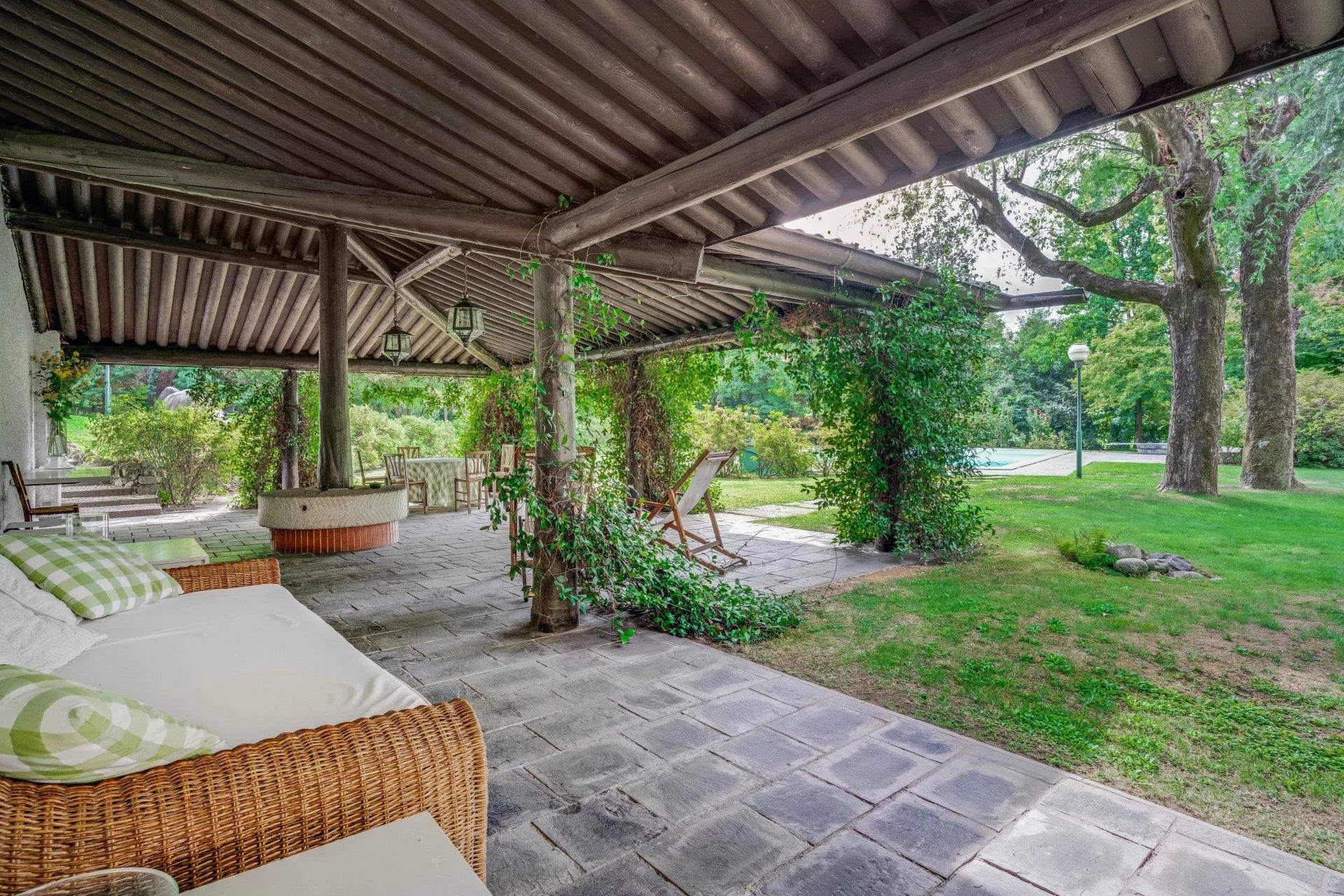 Period villa on the Ticino for sale with swimming pool and park