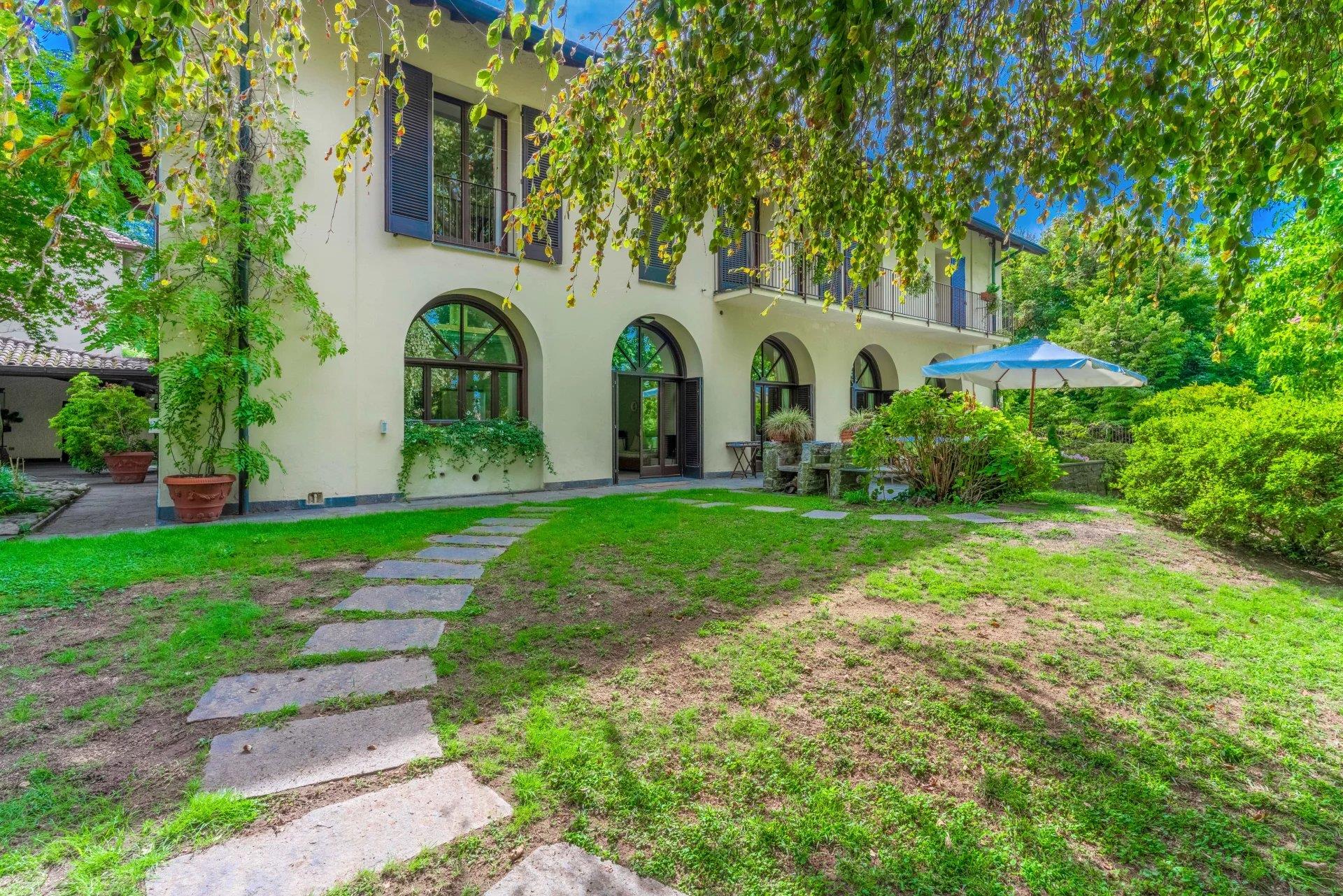 Period villa on the Ticino for sale with swimming pool and park