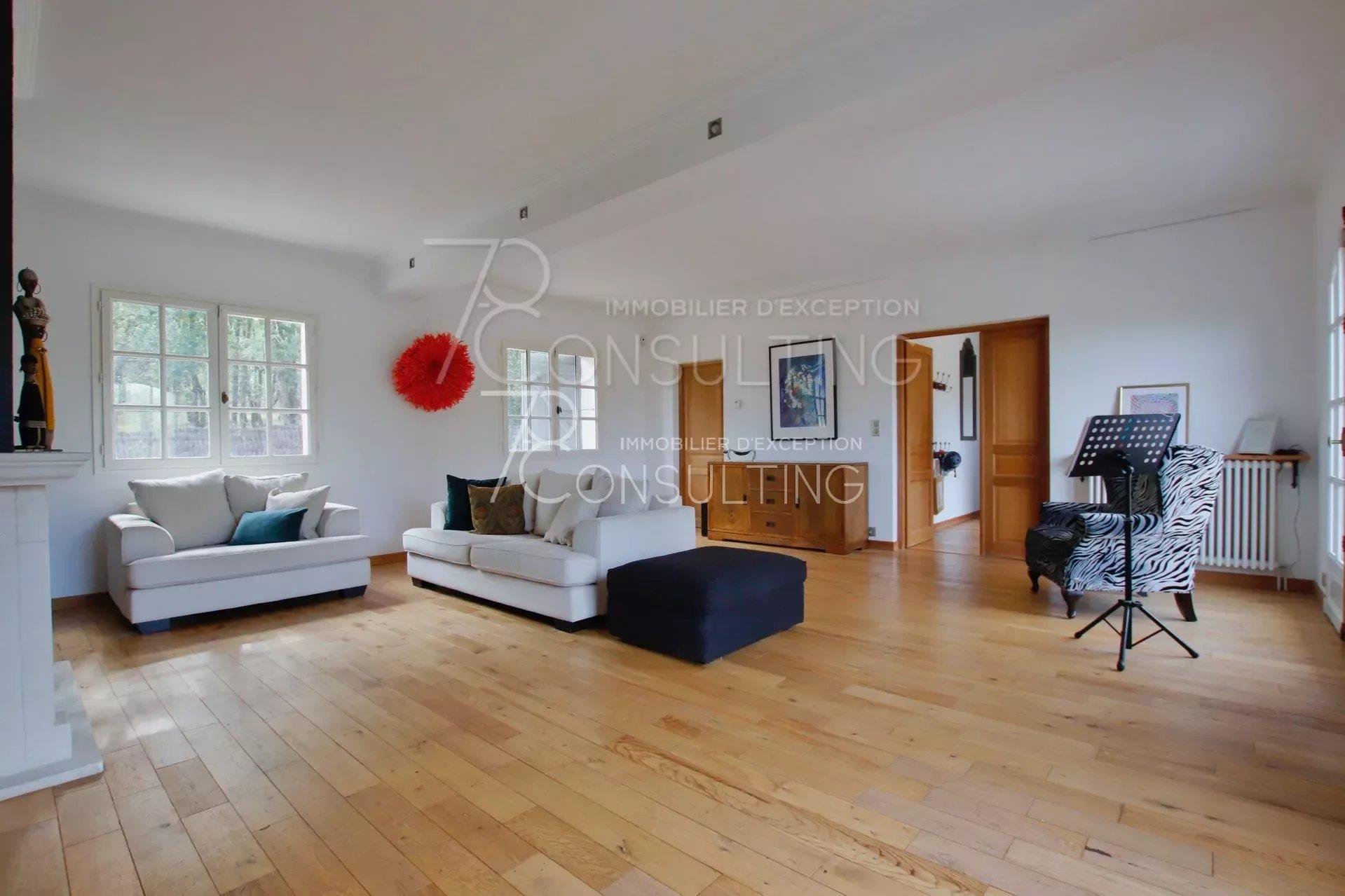 Sale Castelnau d'Estretefond sector 20km Blagnac airport Contemporary house