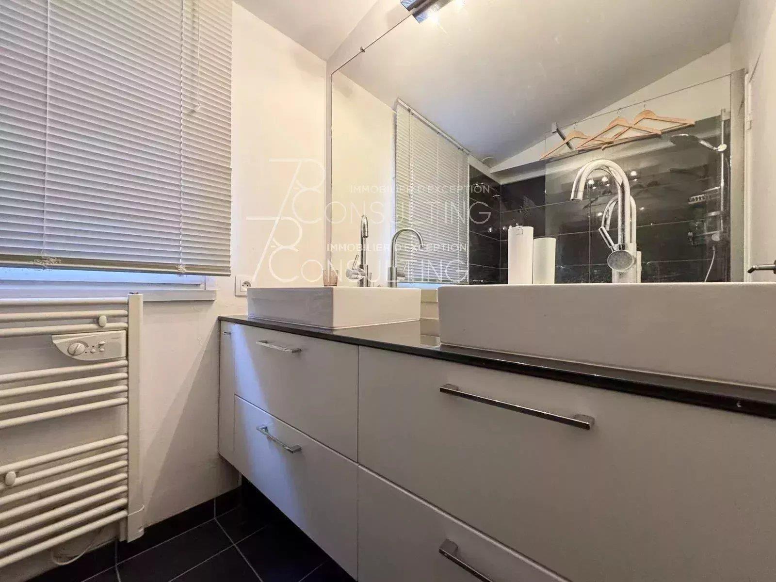 Sale - Toulouse - Saint-Étienne - 3 Rooms - Top Floor