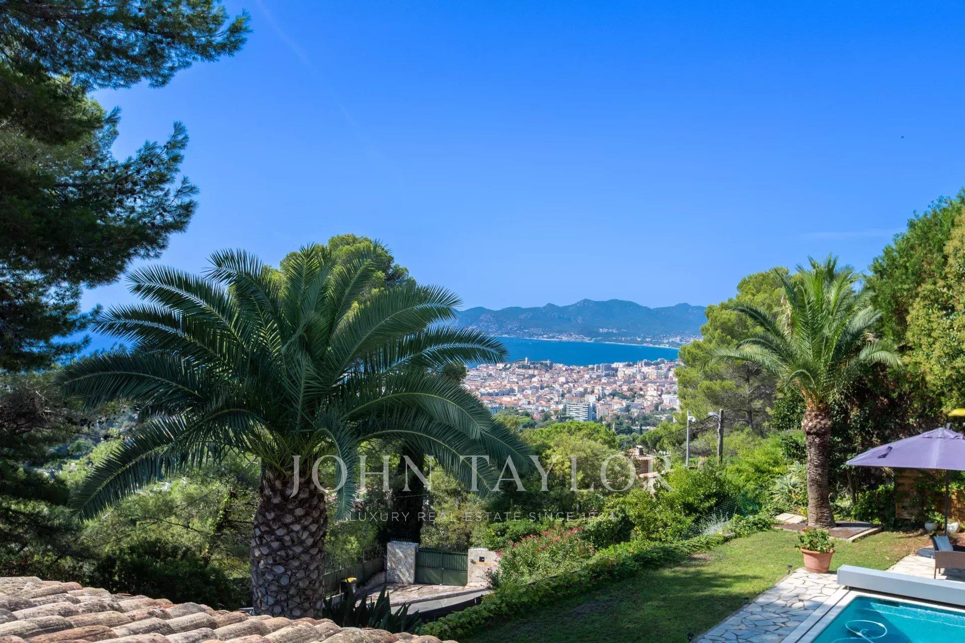 Cannes, a Califórnia, com vista para o mar e para a baía, para esta bela moradia