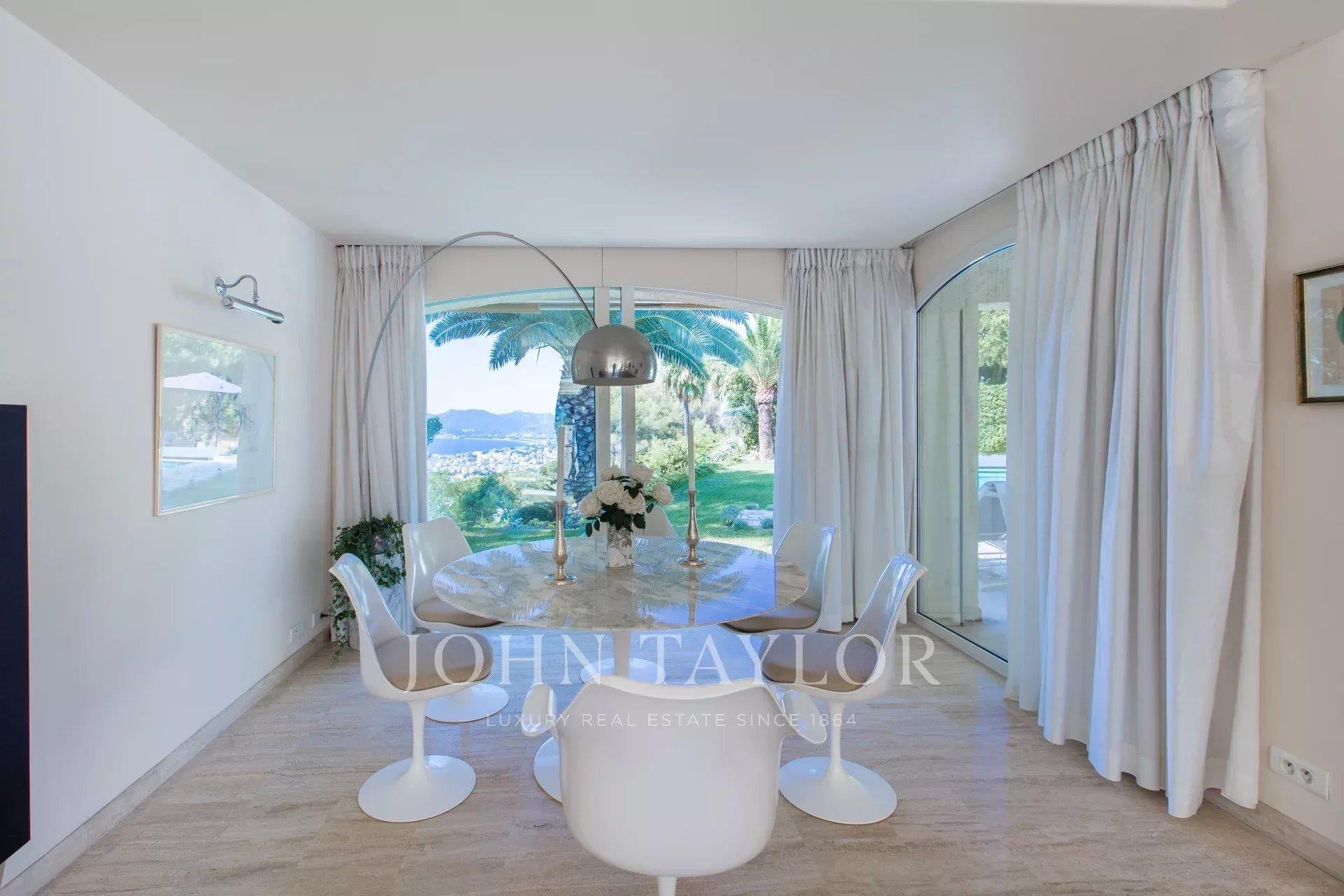 Cannes, a Califórnia, com vista para o mar e para a baía, para esta bela moradia