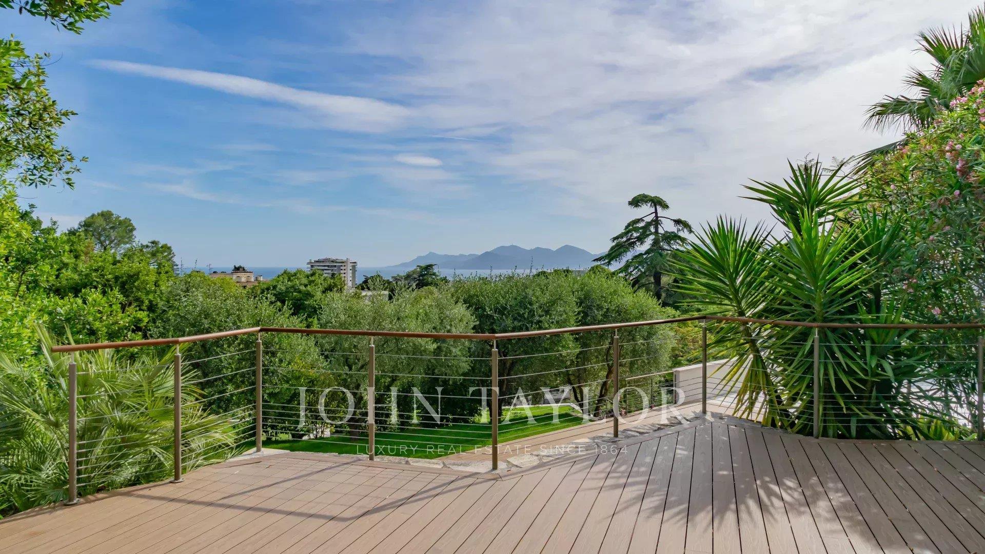 Cannes Bénéfiat magnífica moradia renovada vista mar