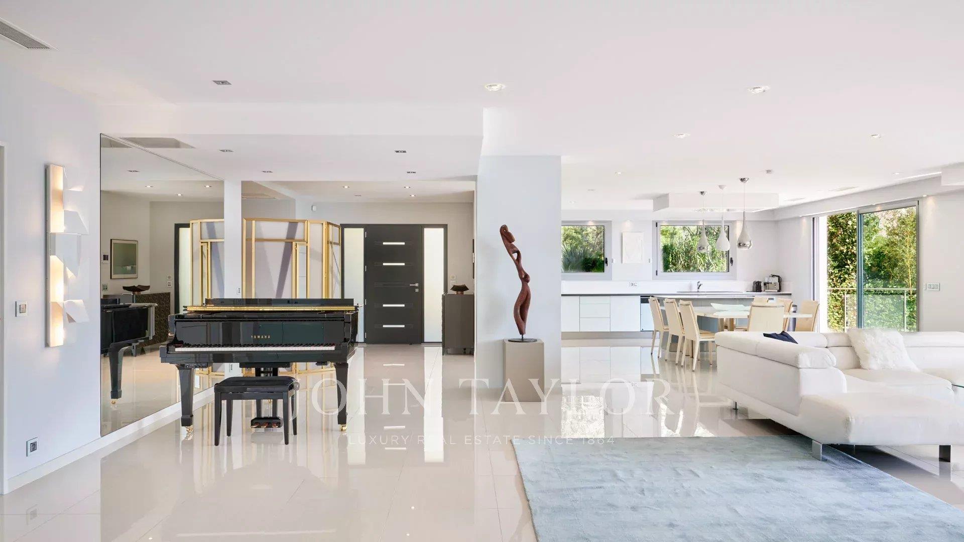 Propriedade contemporânea de luxo com vista para o mar