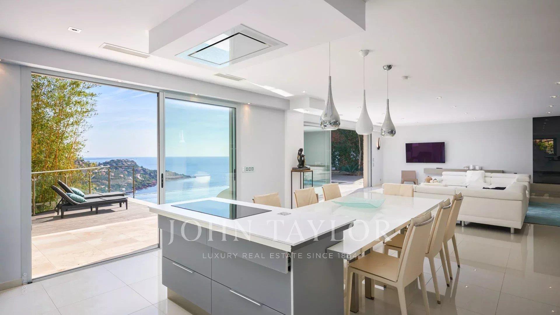 Propriedade contemporânea de luxo com vista para o mar