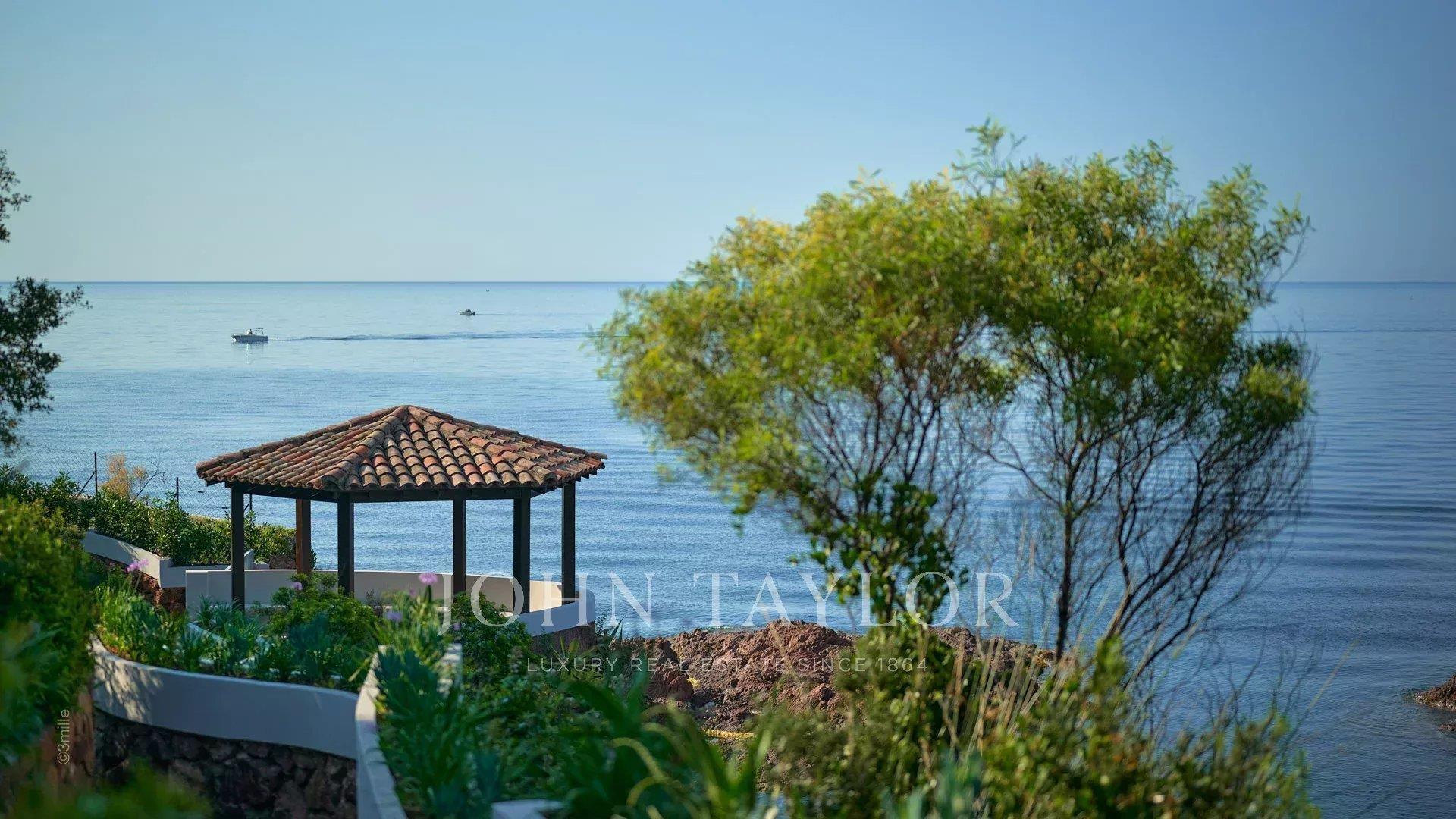 Propriedade excecional à beira-mar virada para sul