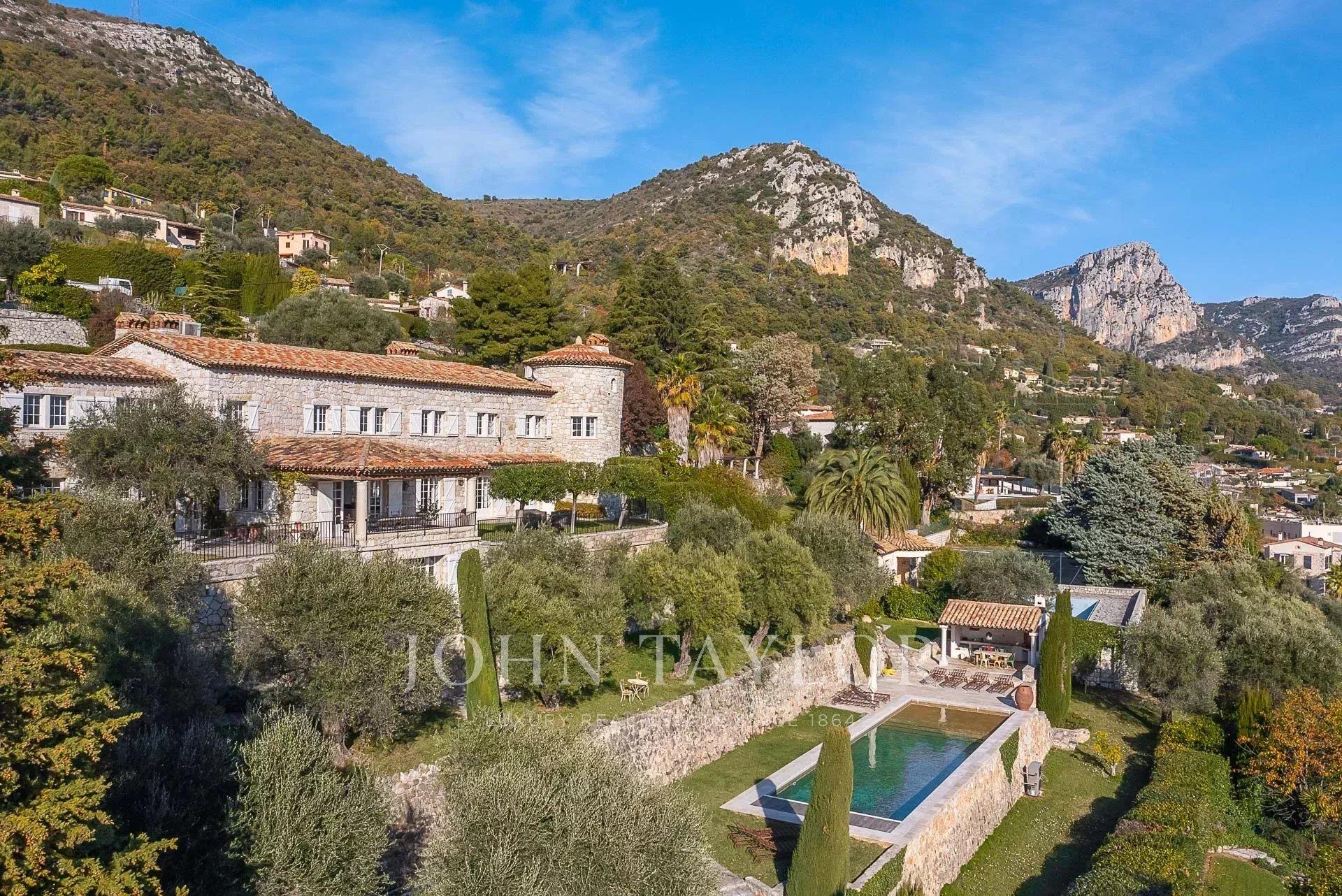 Gran propiedad de piedra en las colinas con vistas al mar