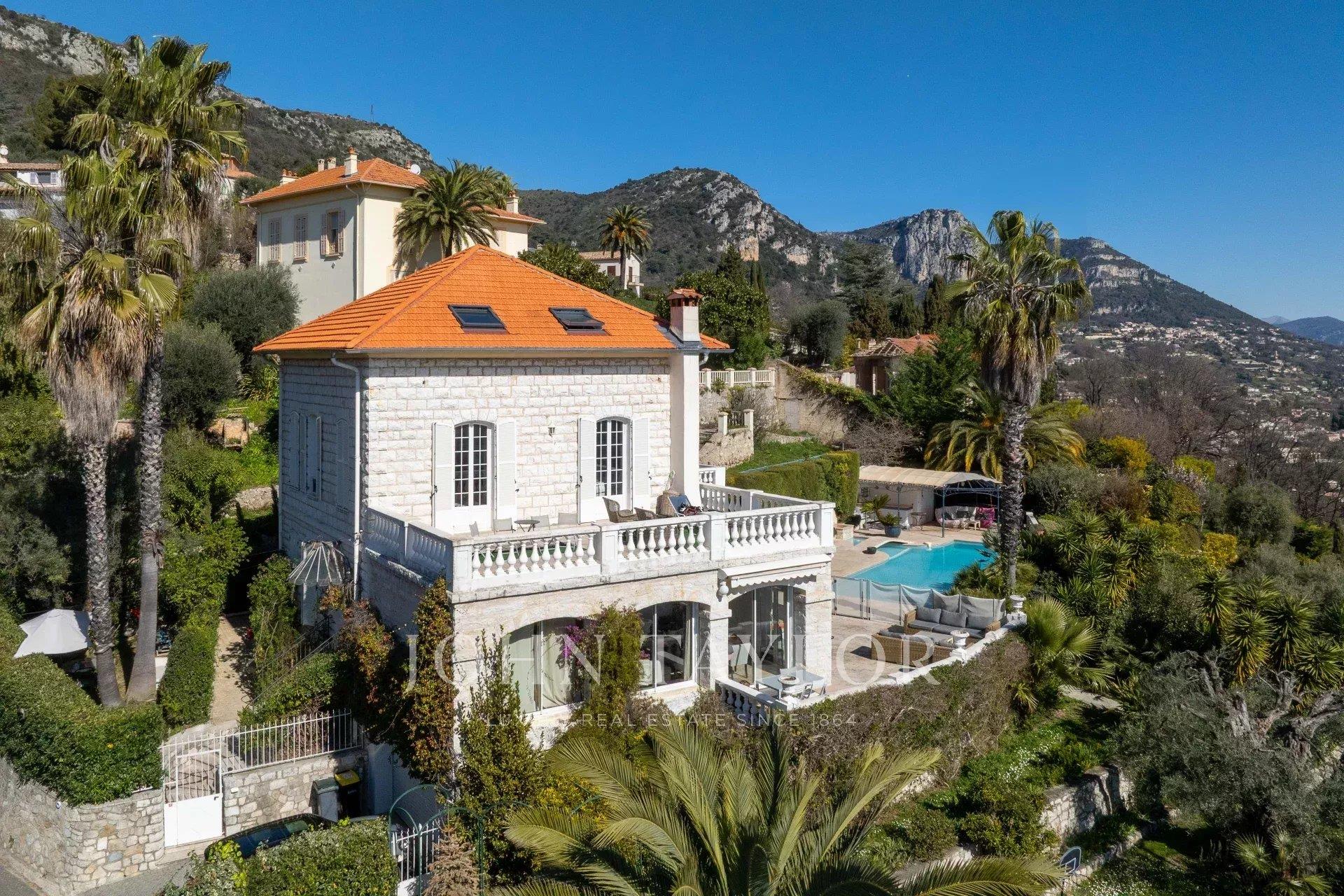 Residencia de piedra con vistas panorámicas al mar