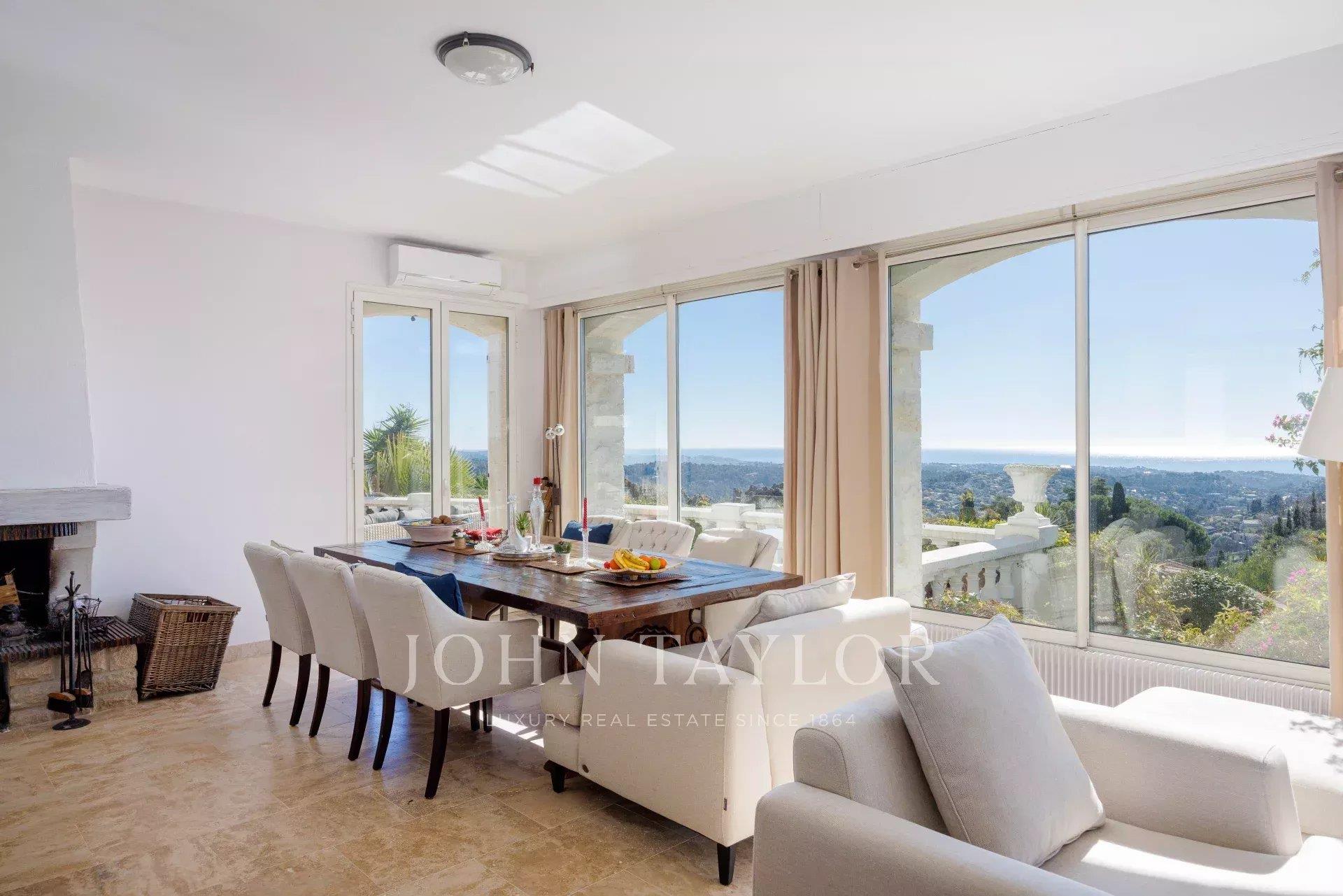 Residencia de piedra con vistas panorámicas al mar