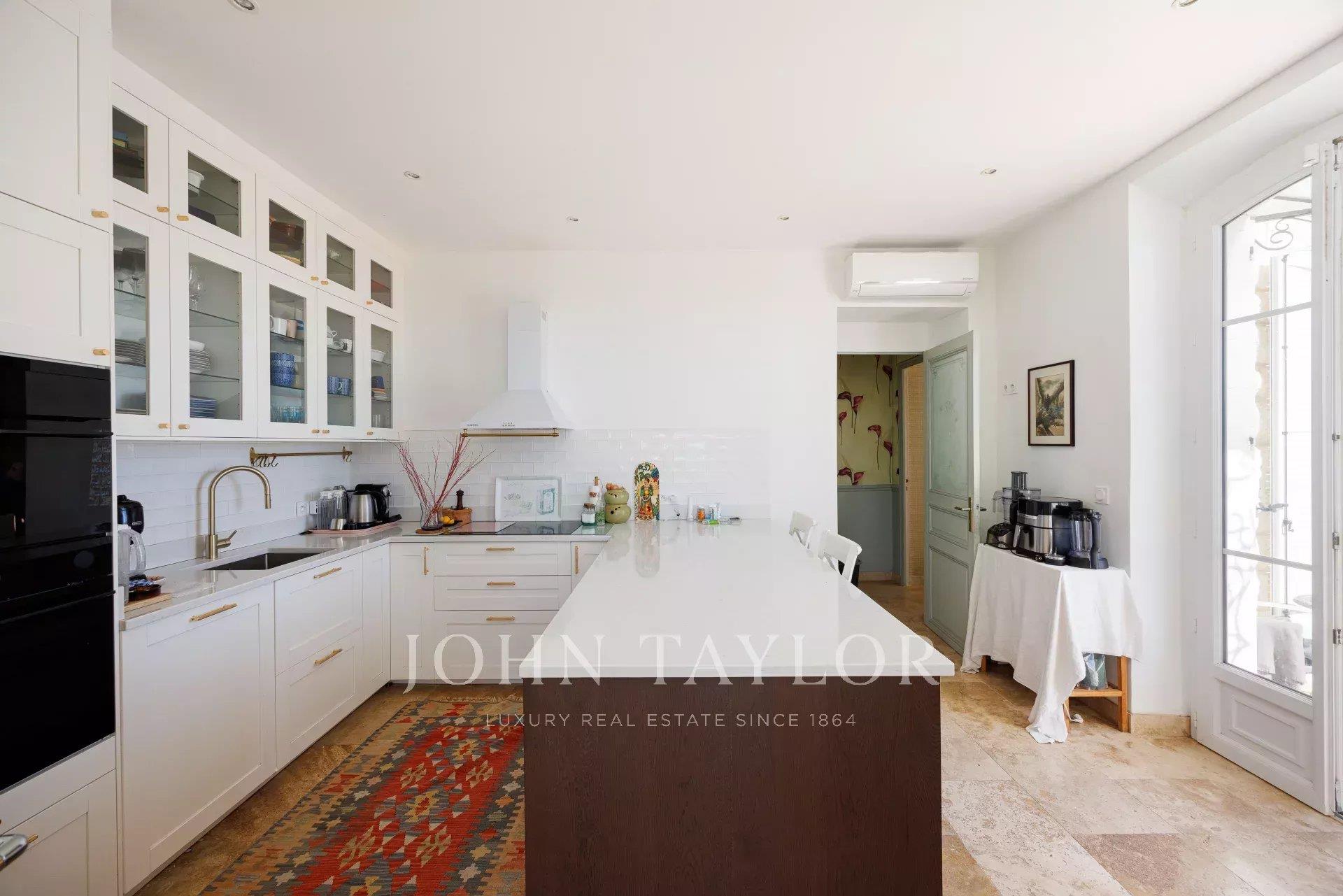 Residencia de piedra con vistas panorámicas al mar