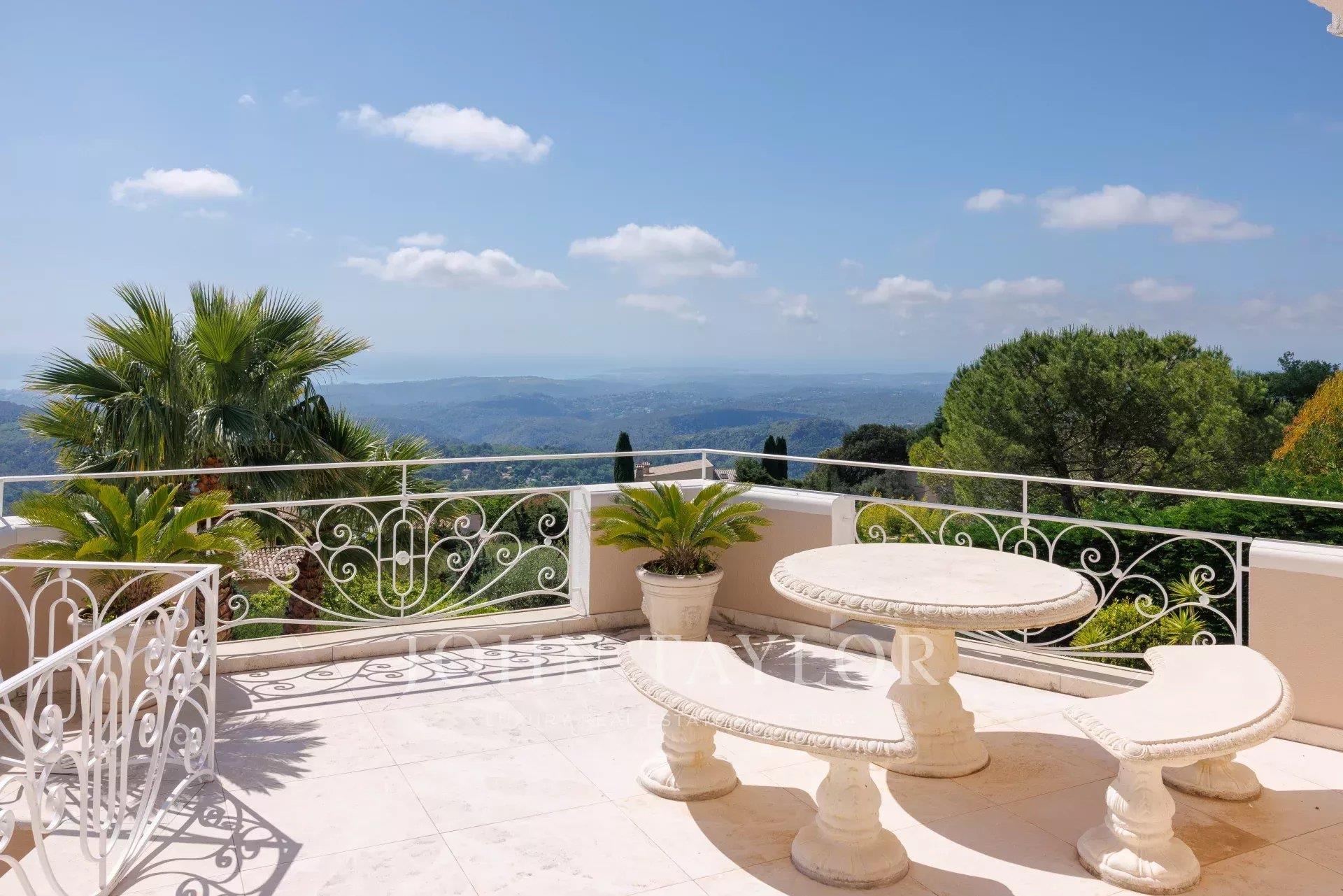 Villa llave en mano con vistas panorámicas al mar y al pueblo