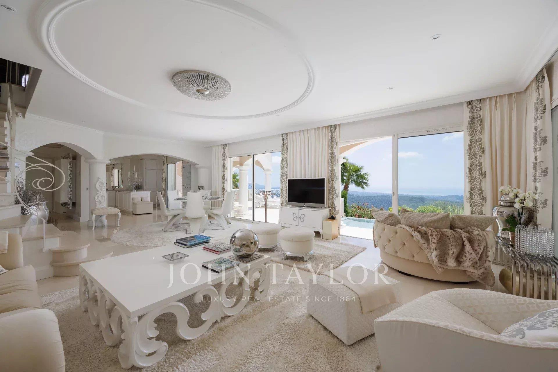 Villa llave en mano con vistas panorámicas al mar y al pueblo