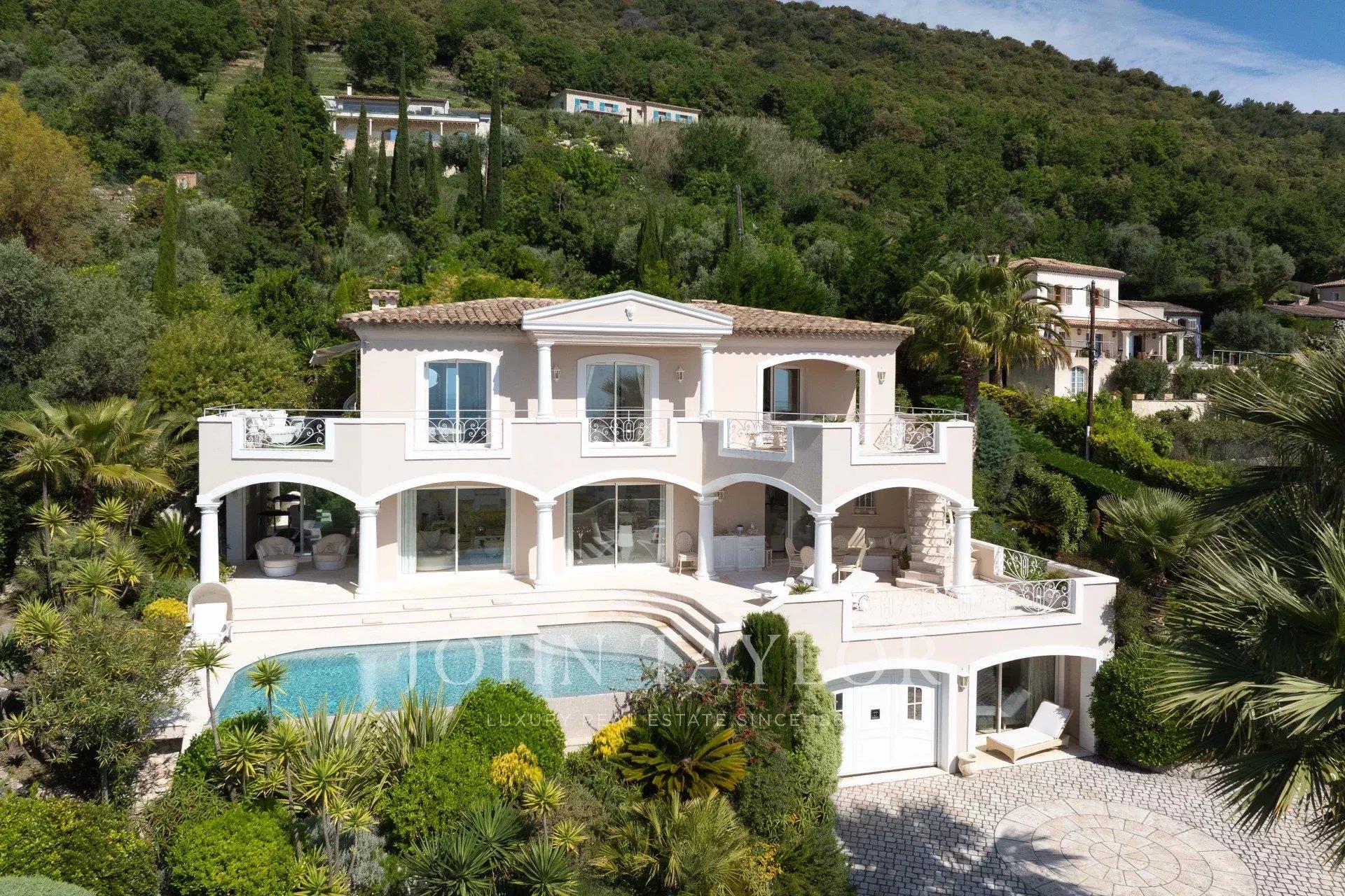 Villa llave en mano con vistas panorámicas al mar y al pueblo