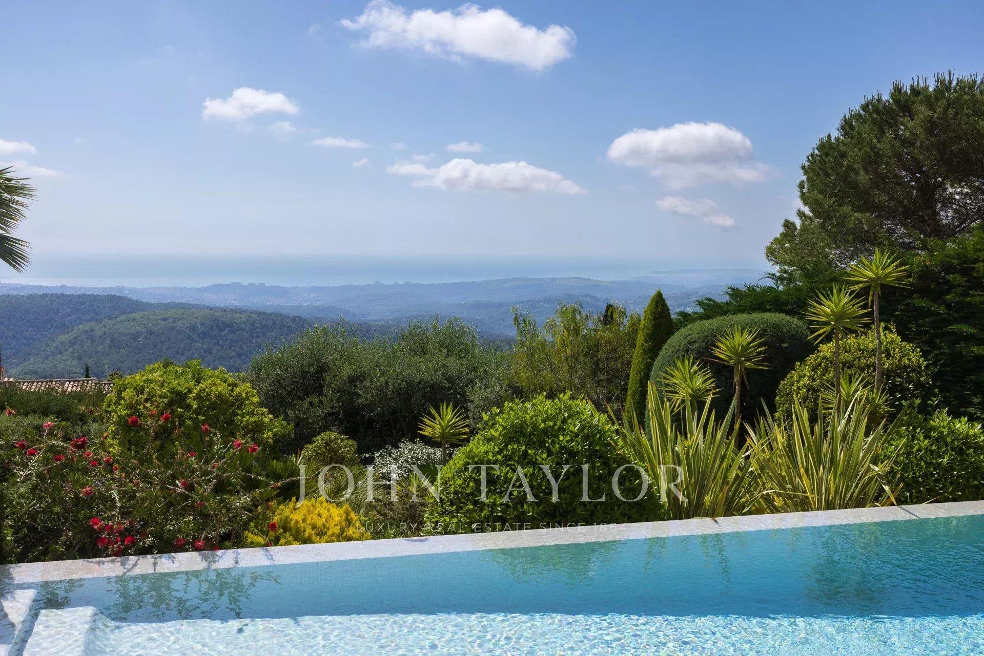 Villa llave en mano con vistas panorámicas al mar y al pueblo