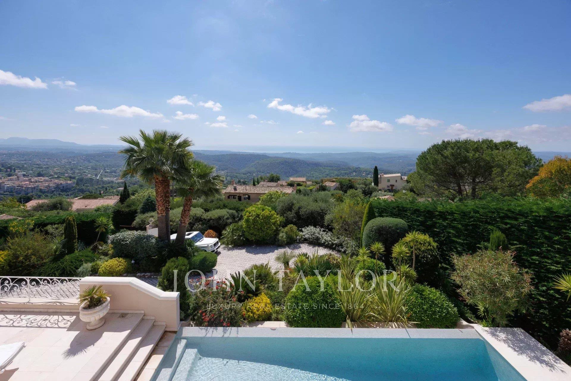 Villa llave en mano con vistas panorámicas al mar y al pueblo