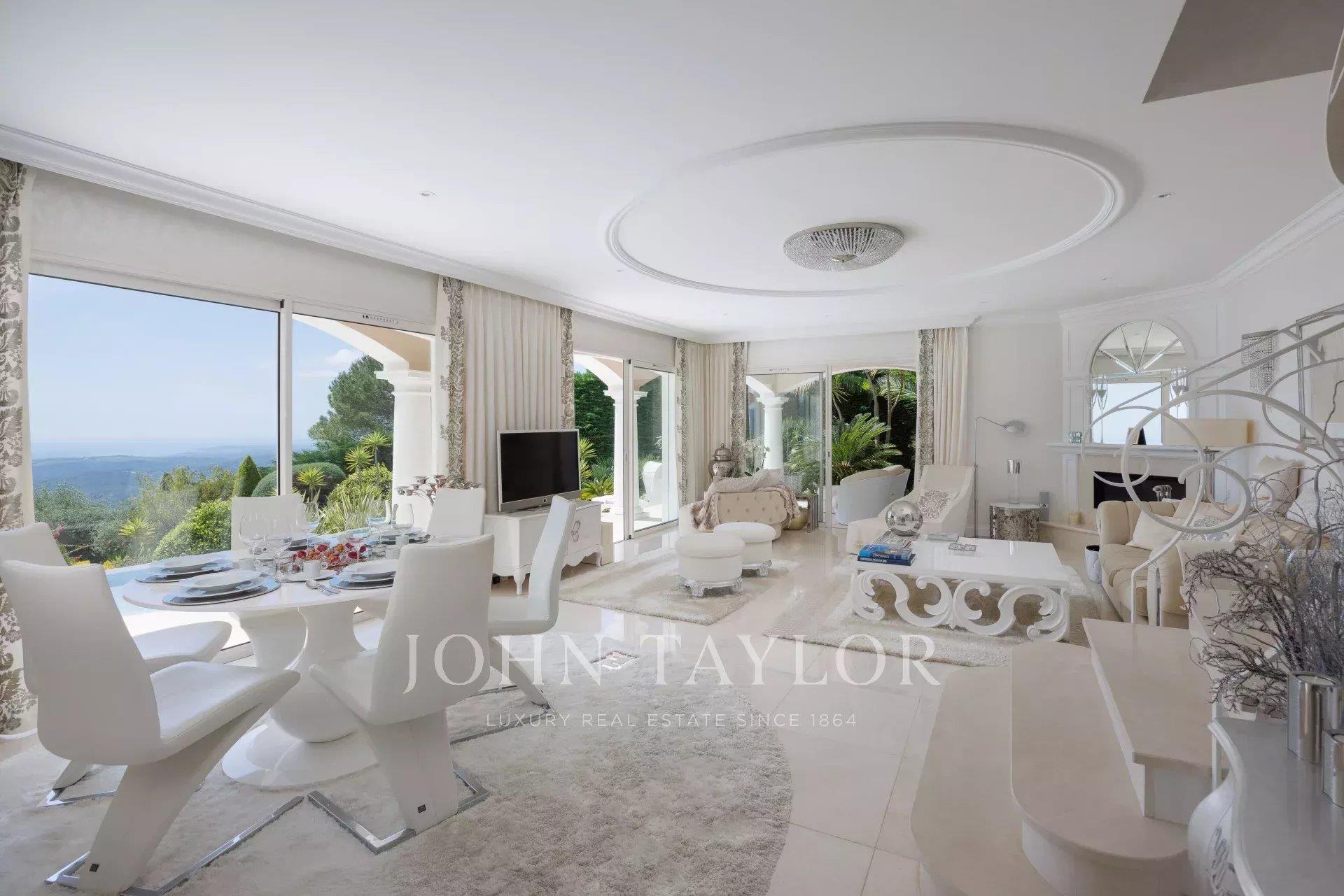 Villa llave en mano con vistas panorámicas al mar y al pueblo