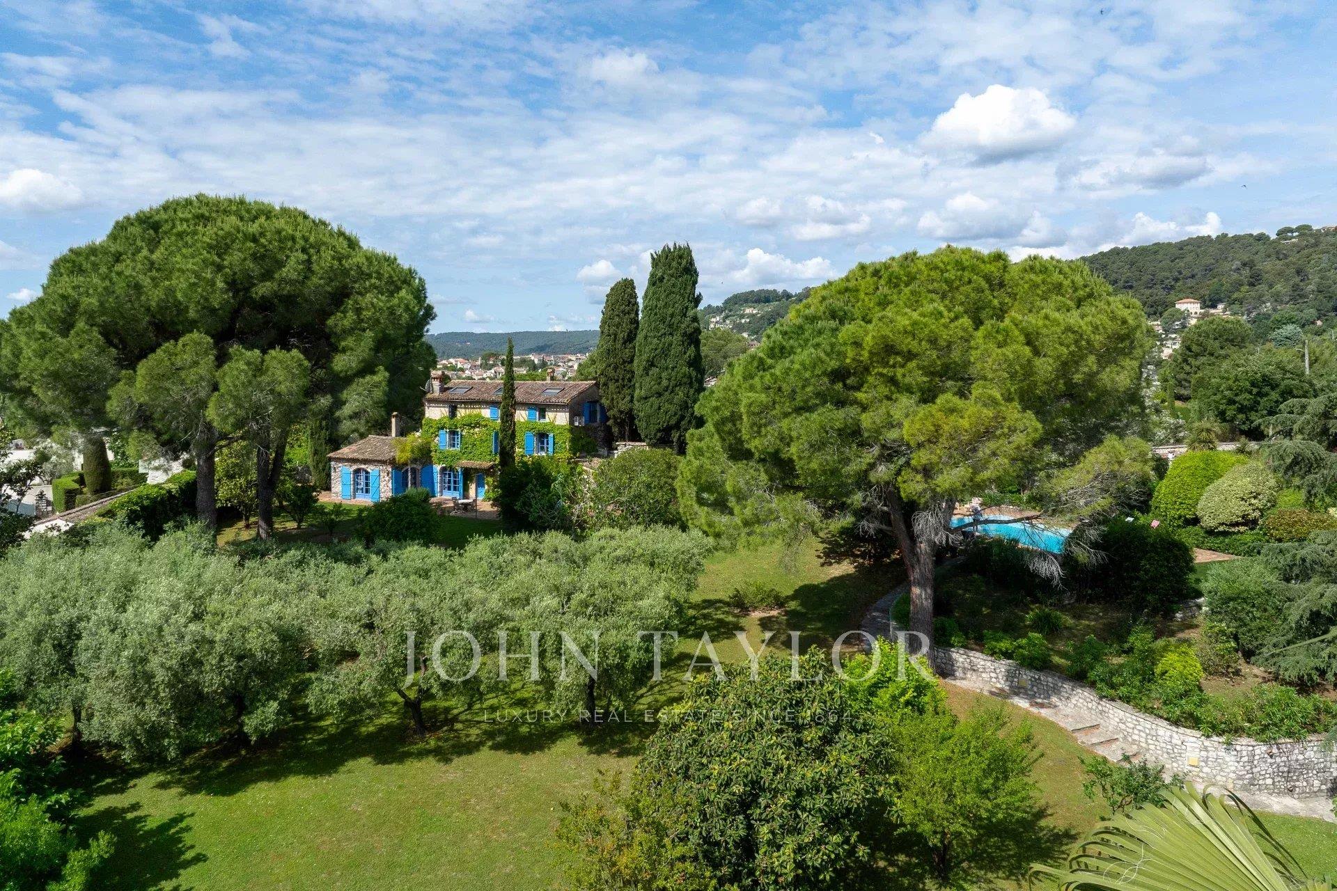 Casa de campo em pedra, vista da aldeia de Saint-Paul de Vence