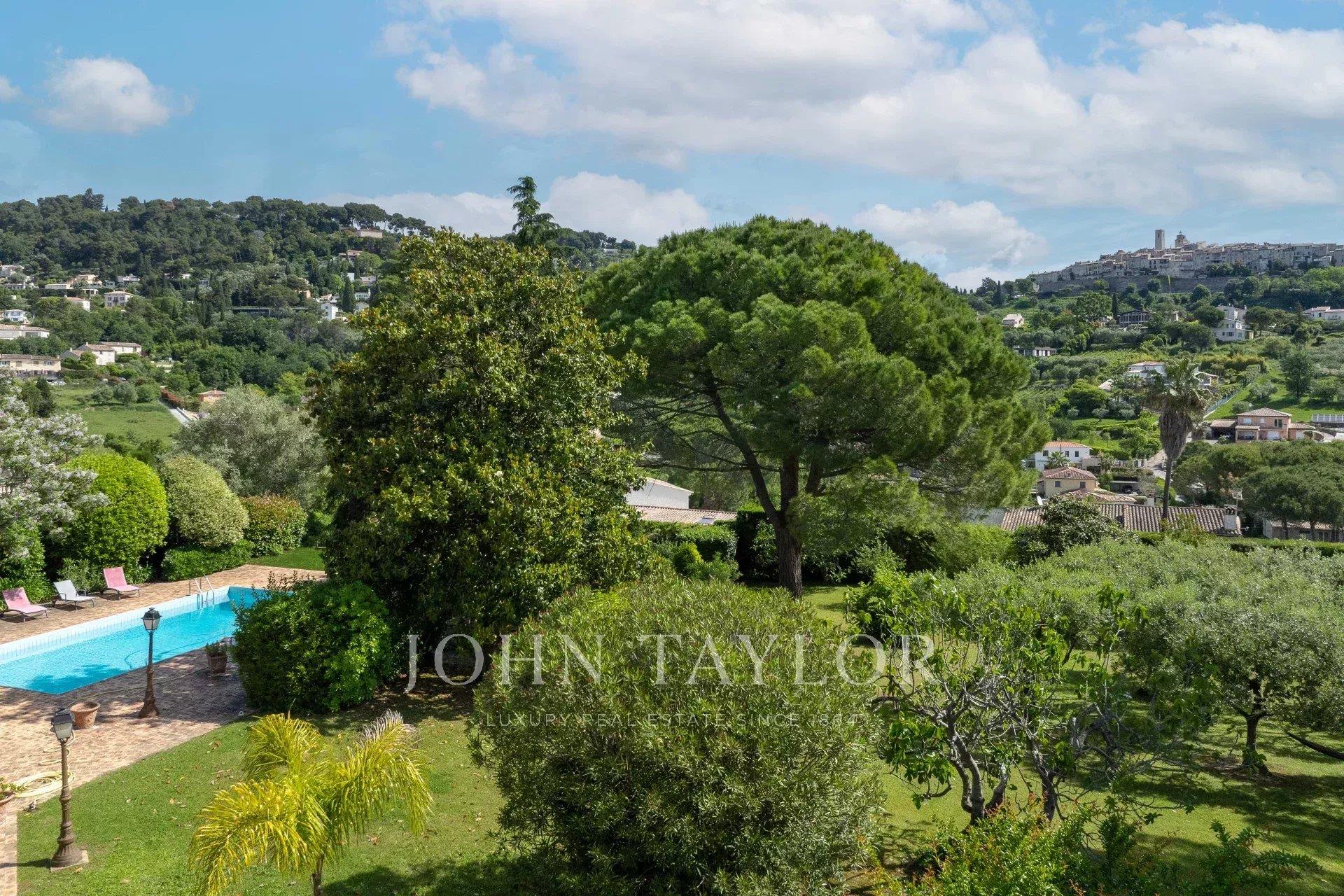 Casa de campo em pedra, vista da aldeia de Saint-Paul de Vence
