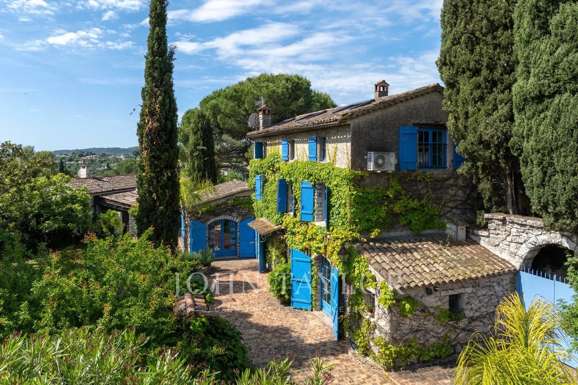 Casa de campo em pedra, vista da aldeia de Saint-Paul de Vence