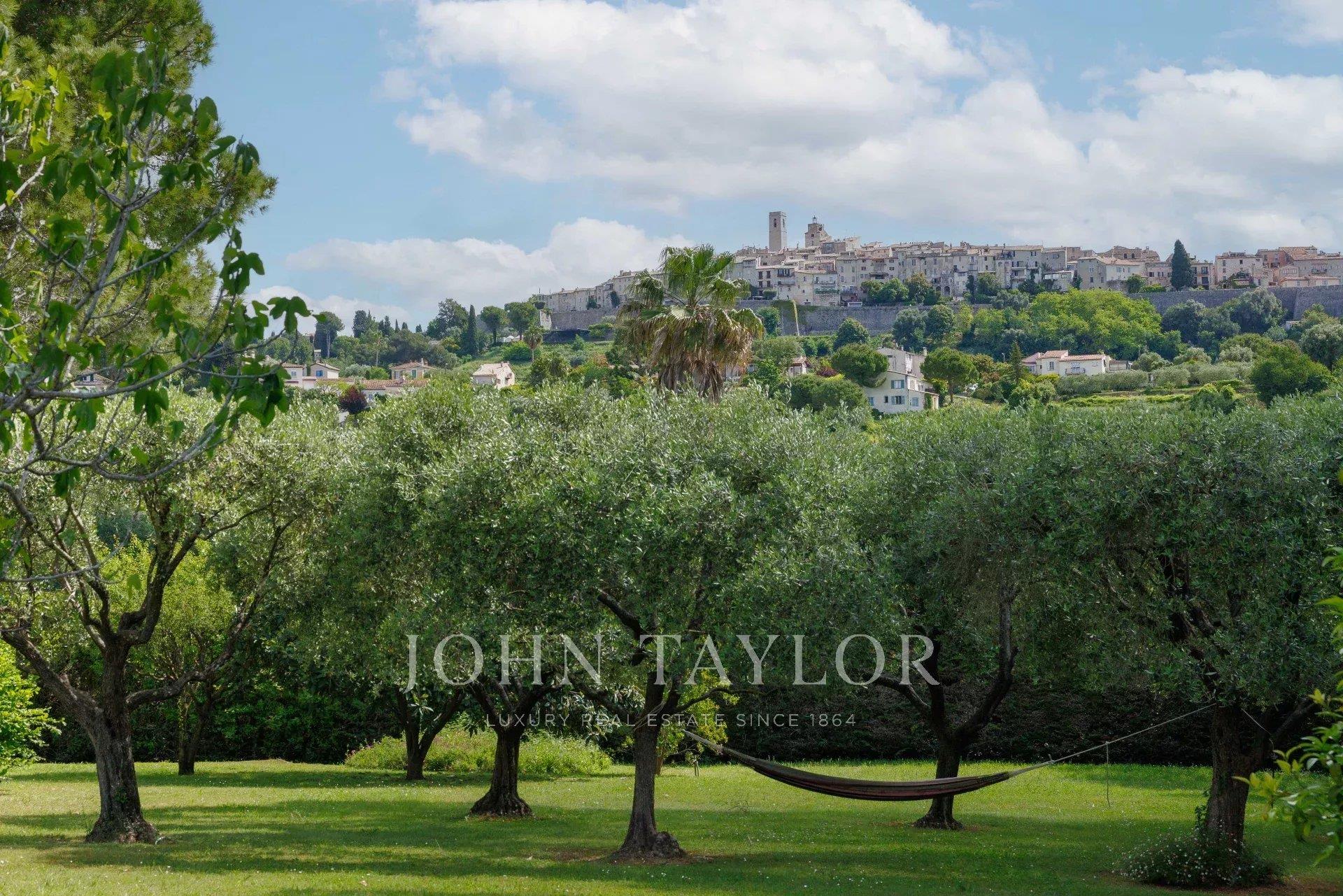 Casa de campo em pedra, vista da aldeia de Saint-Paul de Vence