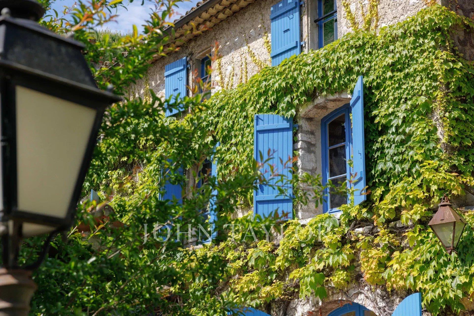 Casa de campo em pedra, vista da aldeia de Saint-Paul de Vence