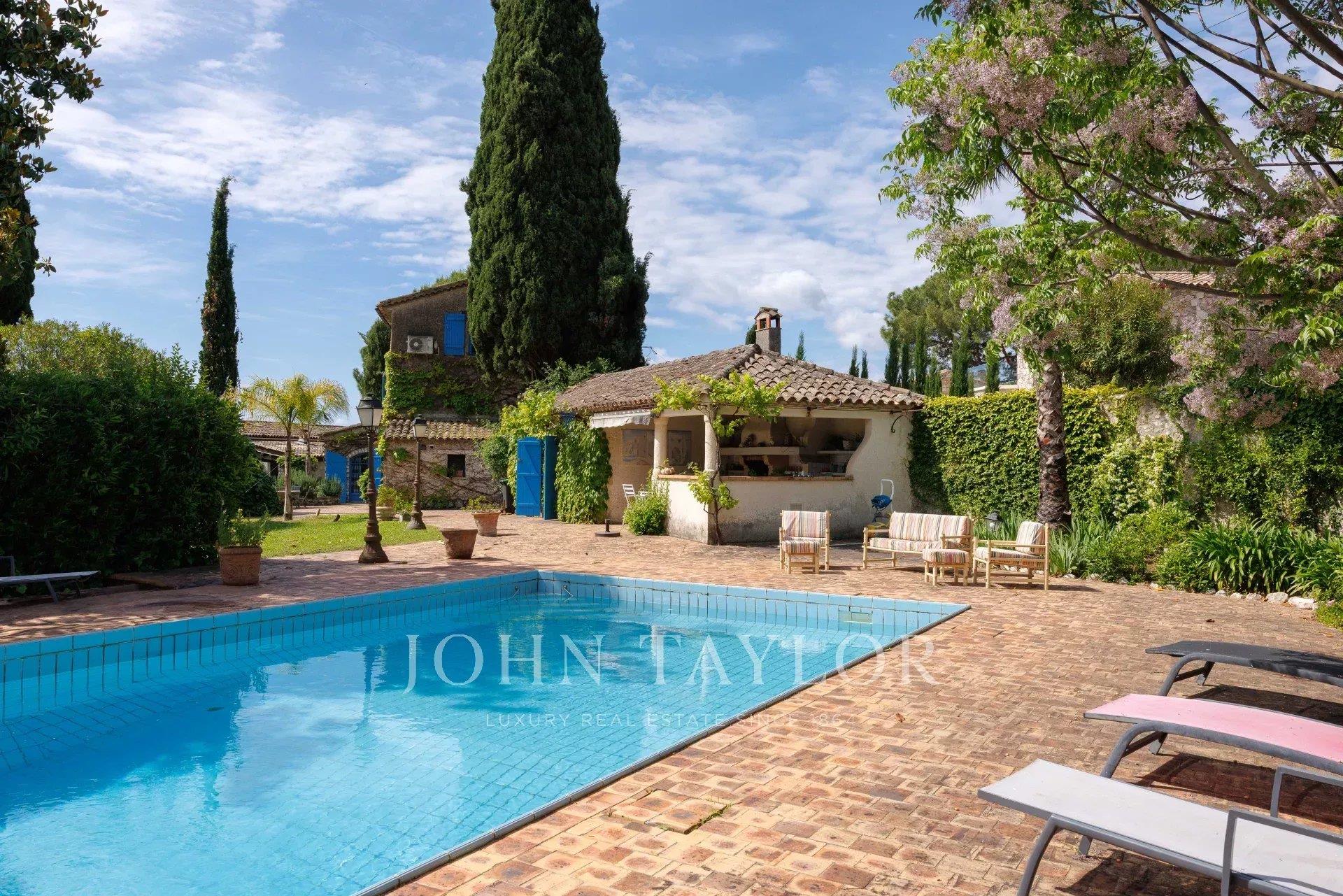 Casa de campo em pedra, vista da aldeia de Saint-Paul de Vence