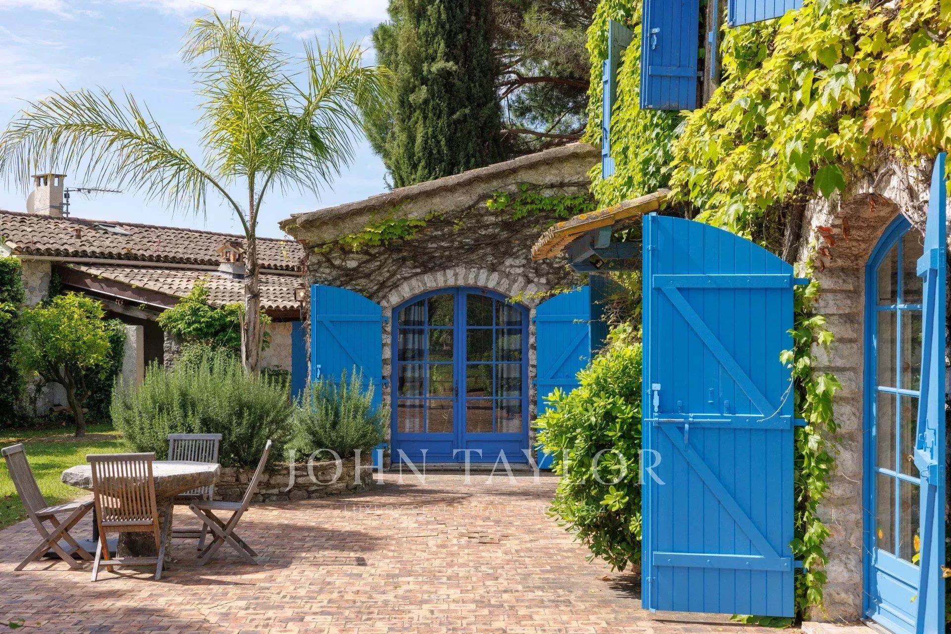 Casa de campo em pedra, vista da aldeia de Saint-Paul de Vence