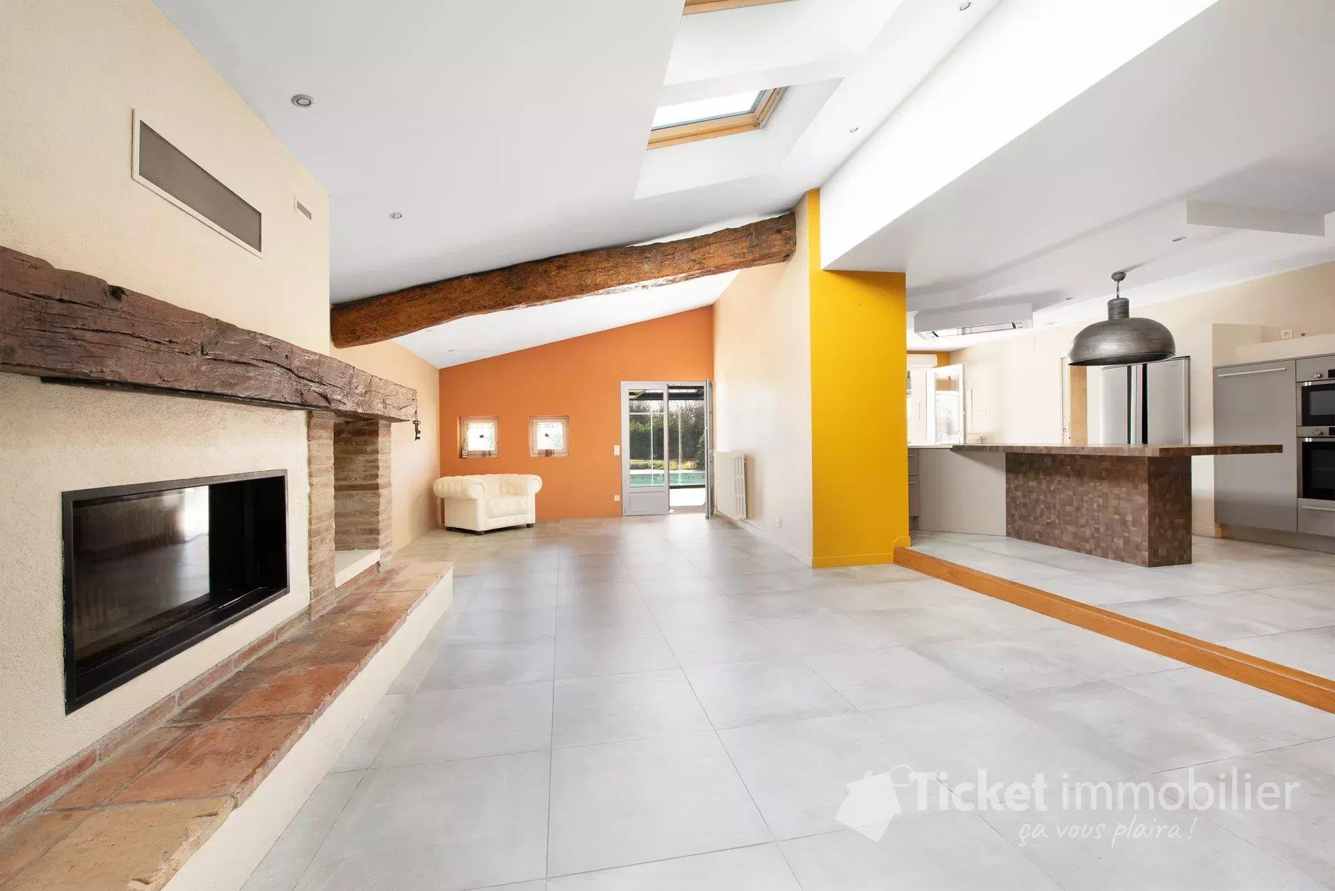 Renovated 6-room villa 288 m2 with swimming pool, garden, garage and bioclimatic pergola