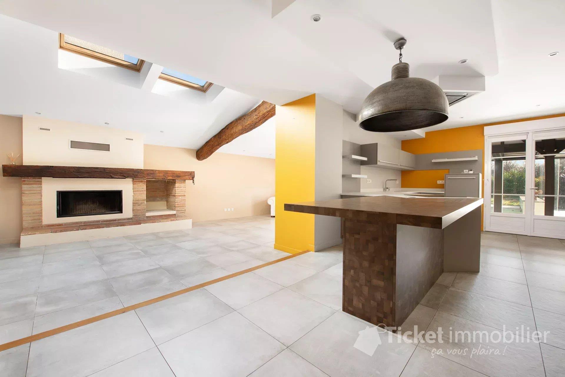 Renovated 6-room villa 288 m2 with swimming pool, garden, garage and bioclimatic pergola