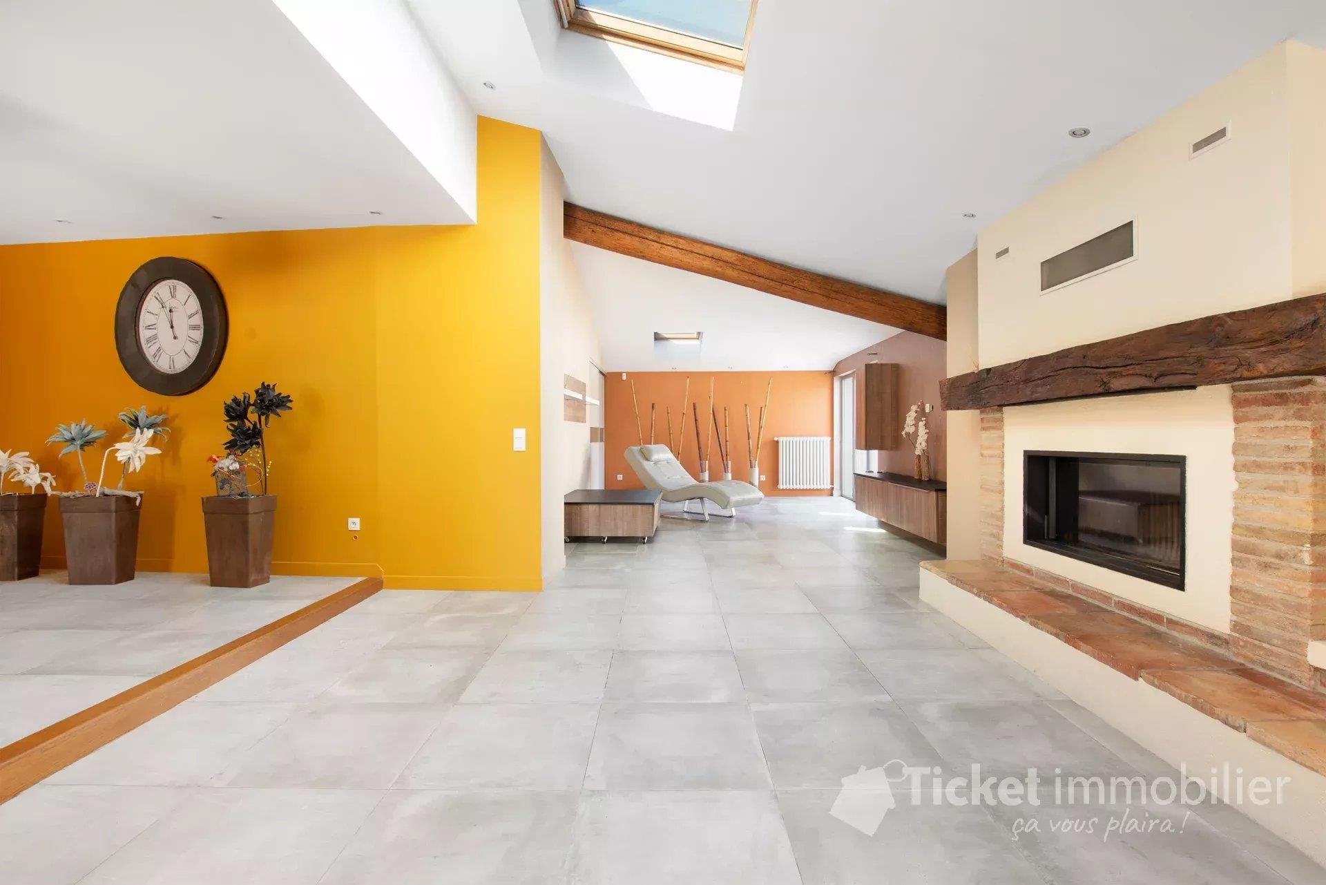 Renovated 6-room villa 288 m2 with swimming pool, garden, garage and bioclimatic pergola