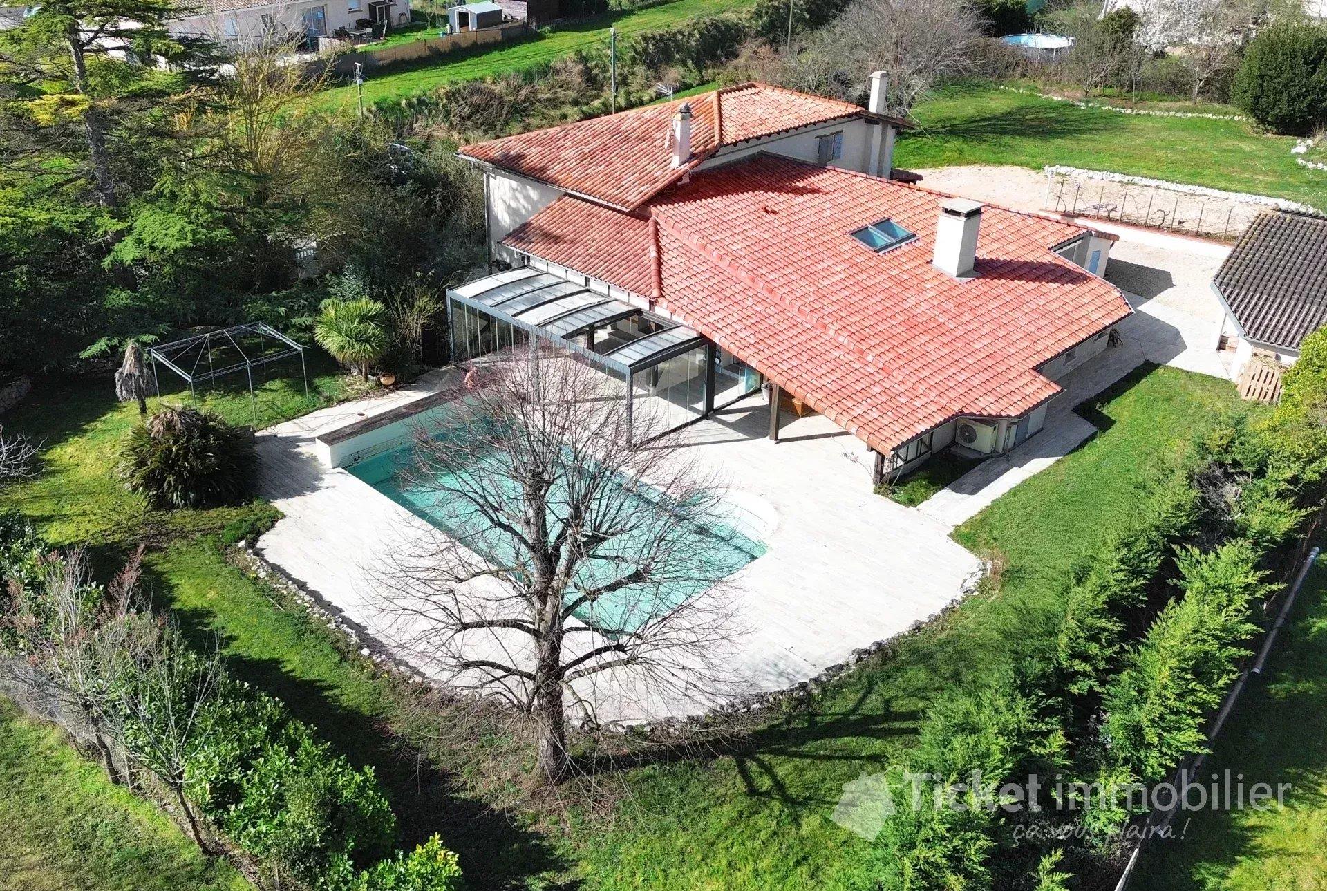 Renovated 6-room villa 288 m2 with swimming pool, garden, garage and bioclimatic pergola