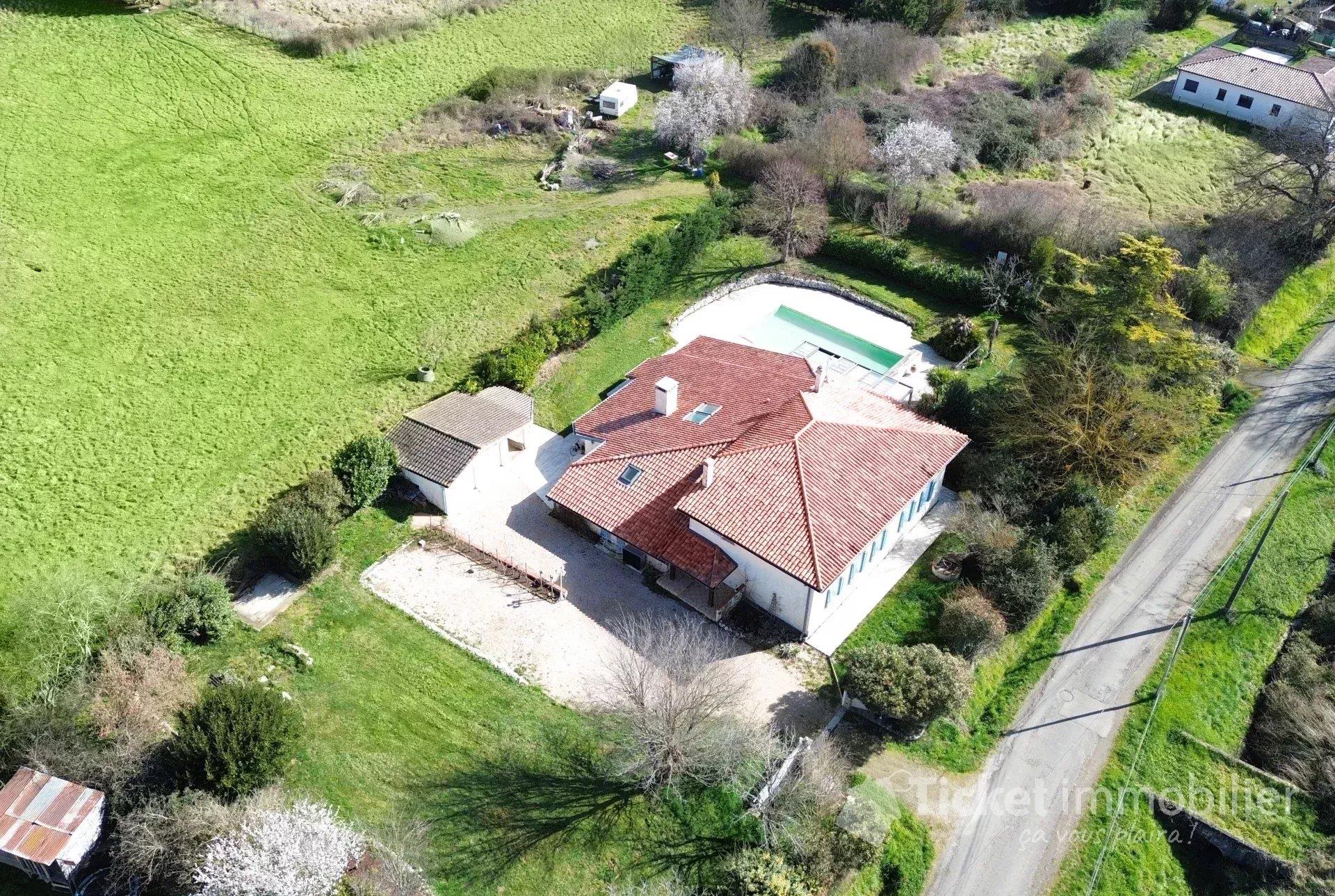 Renovated 6-room villa 288 m2 with swimming pool, garden, garage and bioclimatic pergola