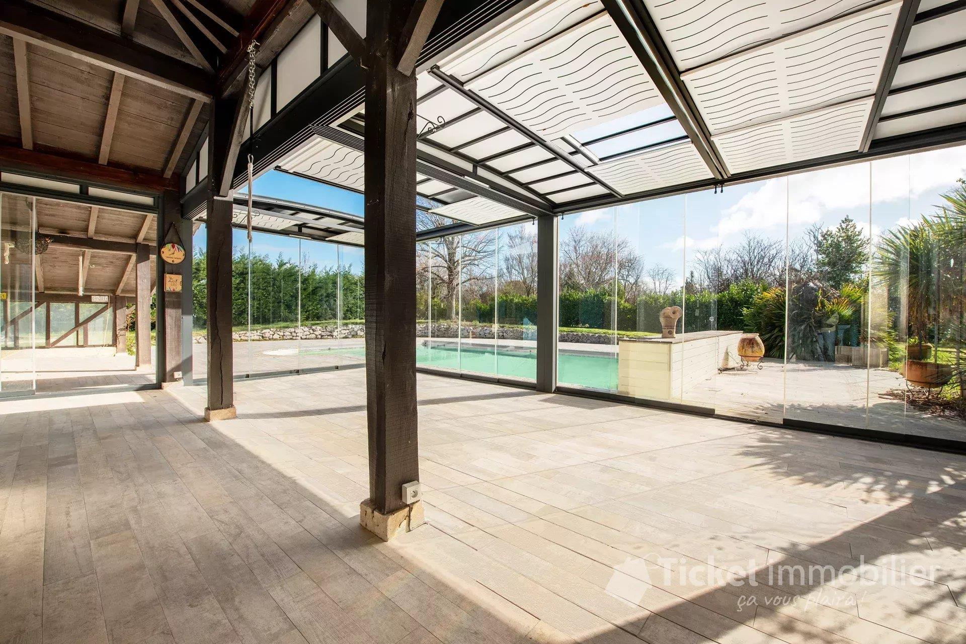 Renovated 6-room villa 288 m2 with swimming pool, garden, garage and bioclimatic pergola