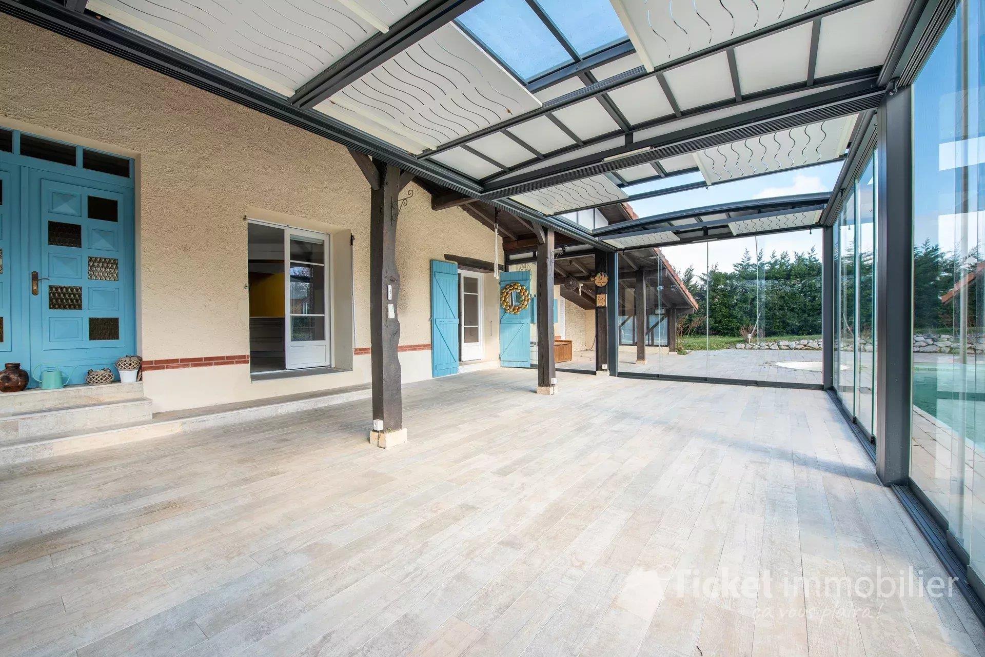Renovated 6-room villa 288 m2 with swimming pool, garden, garage and bioclimatic pergola