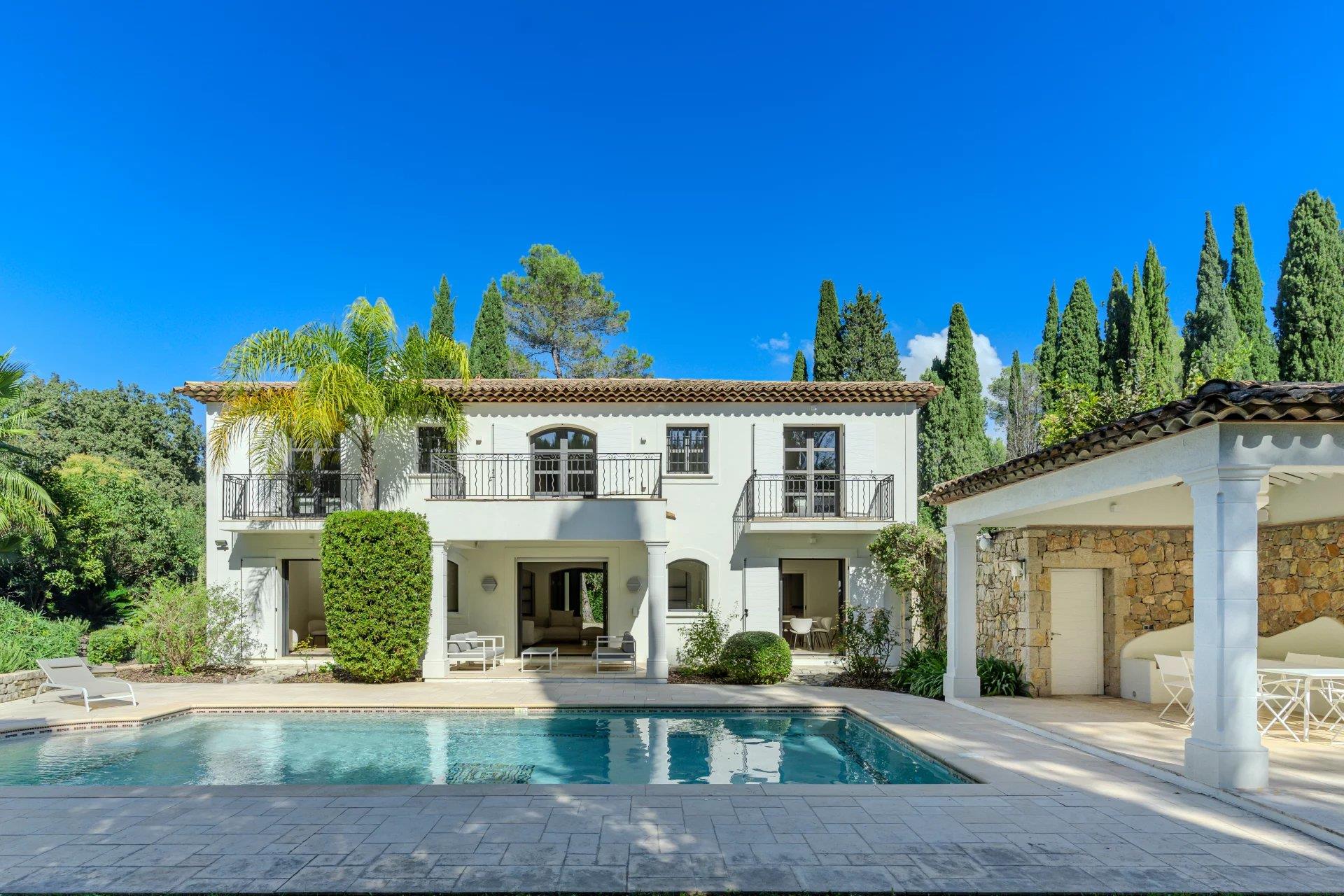 Mougins: magnífica vivenda familiar a pé da escola de Mougins