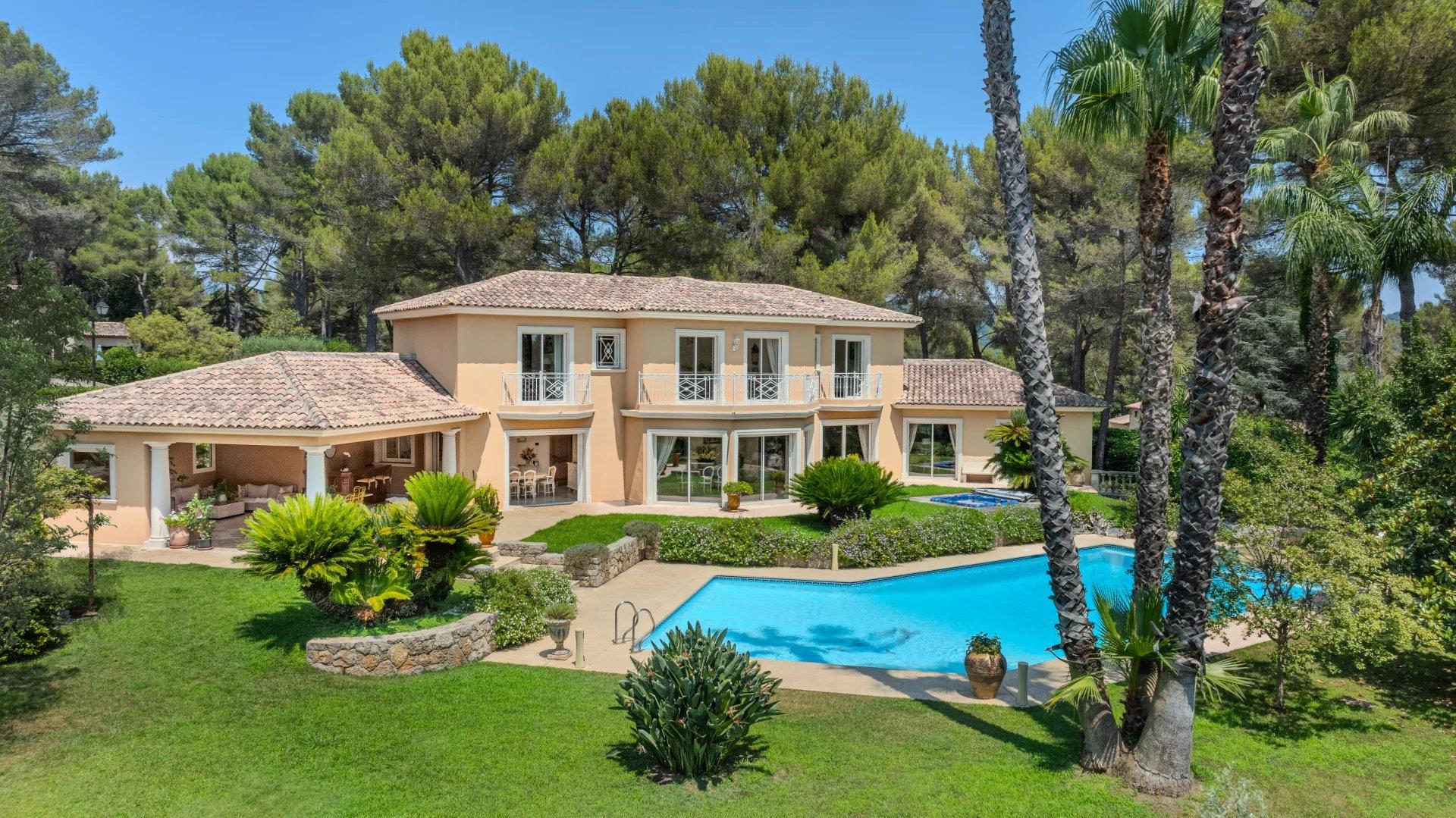 Mougins, um magnífico neo-provençal numa propriedade fechada
