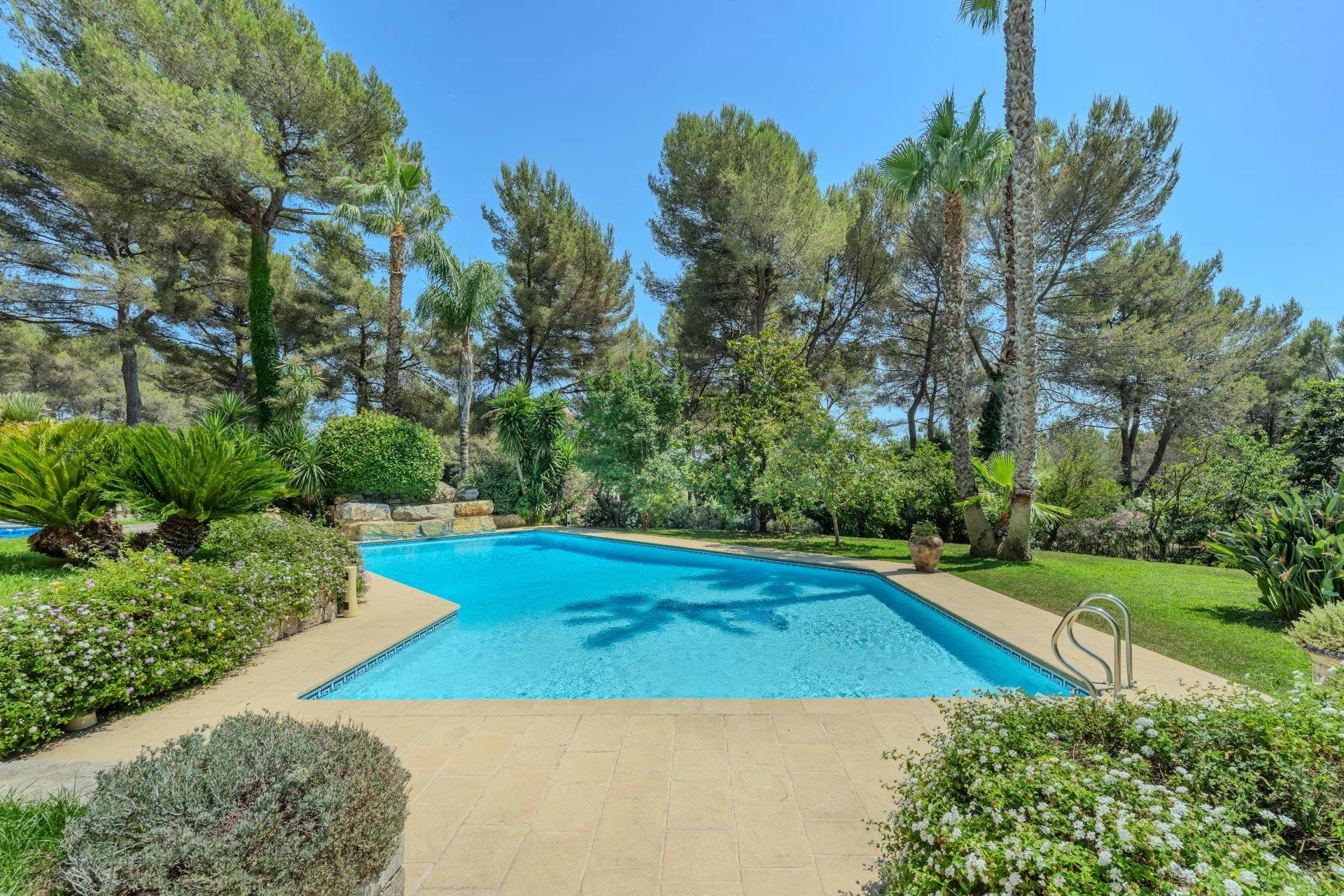 Mougins, um magnífico neo-provençal numa propriedade fechada