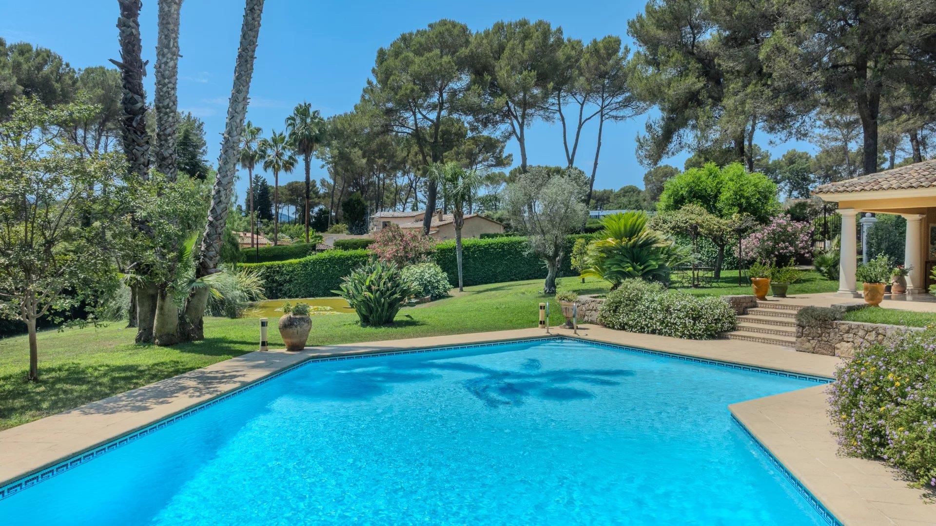 Mougins, um magnífico neo-provençal numa propriedade fechada